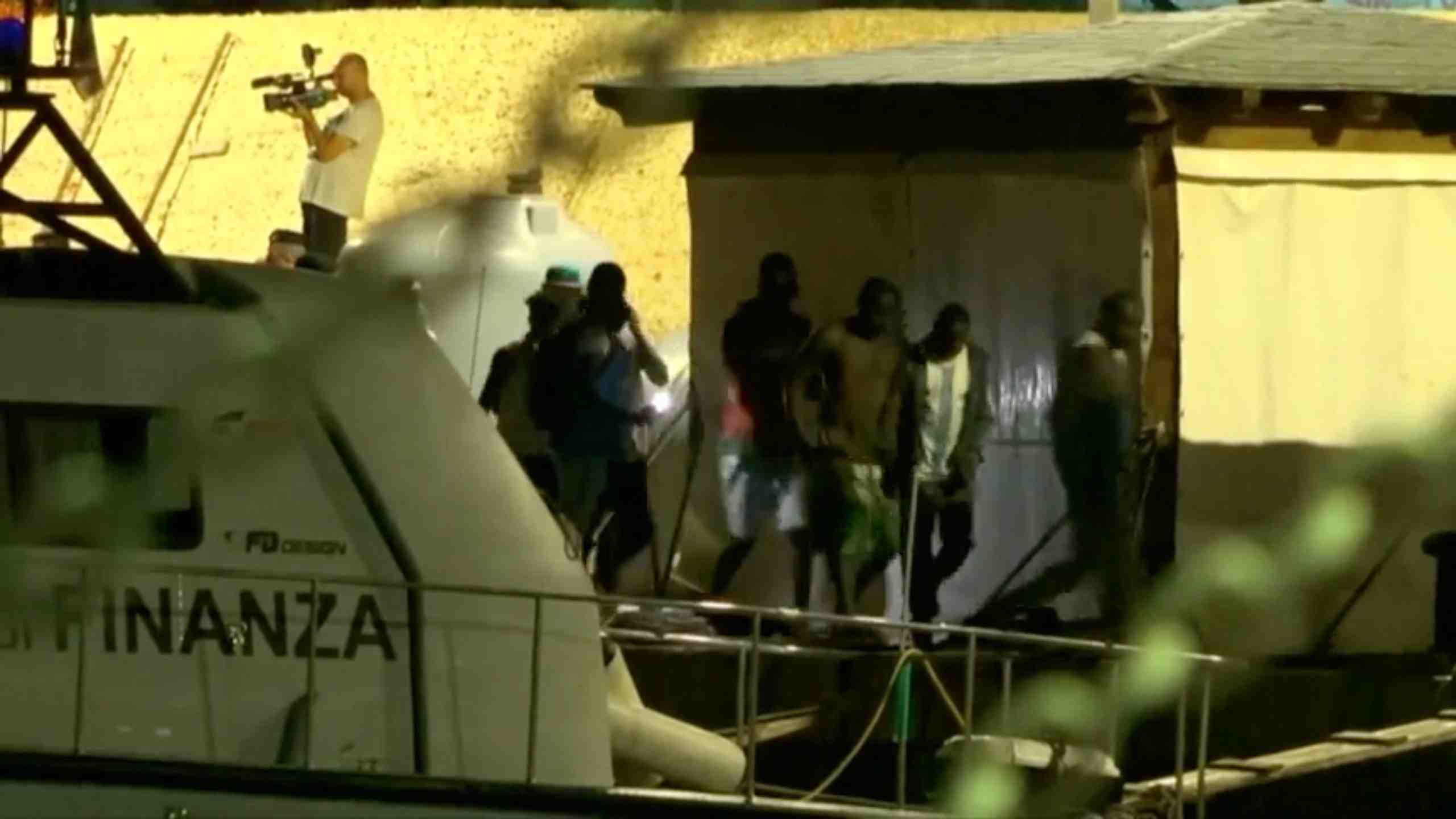 Italie: un bateau humanitaire avec des migrants accoste a lampedusa