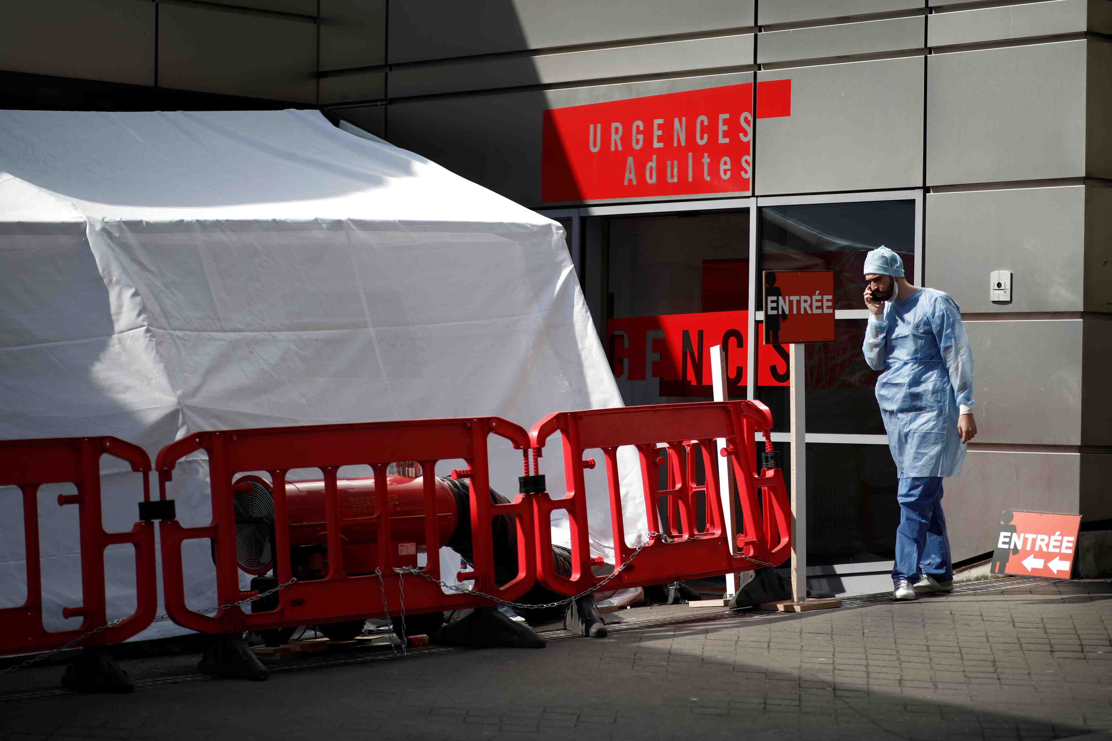 Coronavirus/france: pres de 300 deces supplementaires en milieu hospitalier