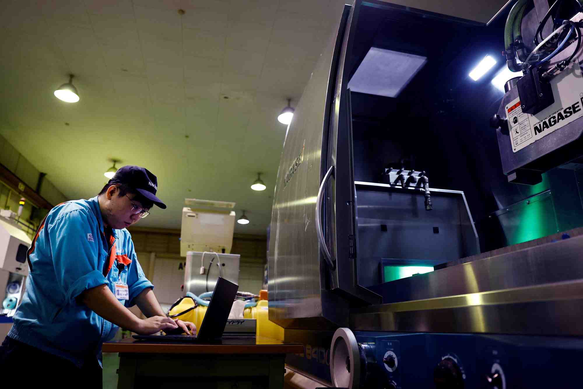 Un programmeur dans une usine de nagase integrex a seki, au japon
