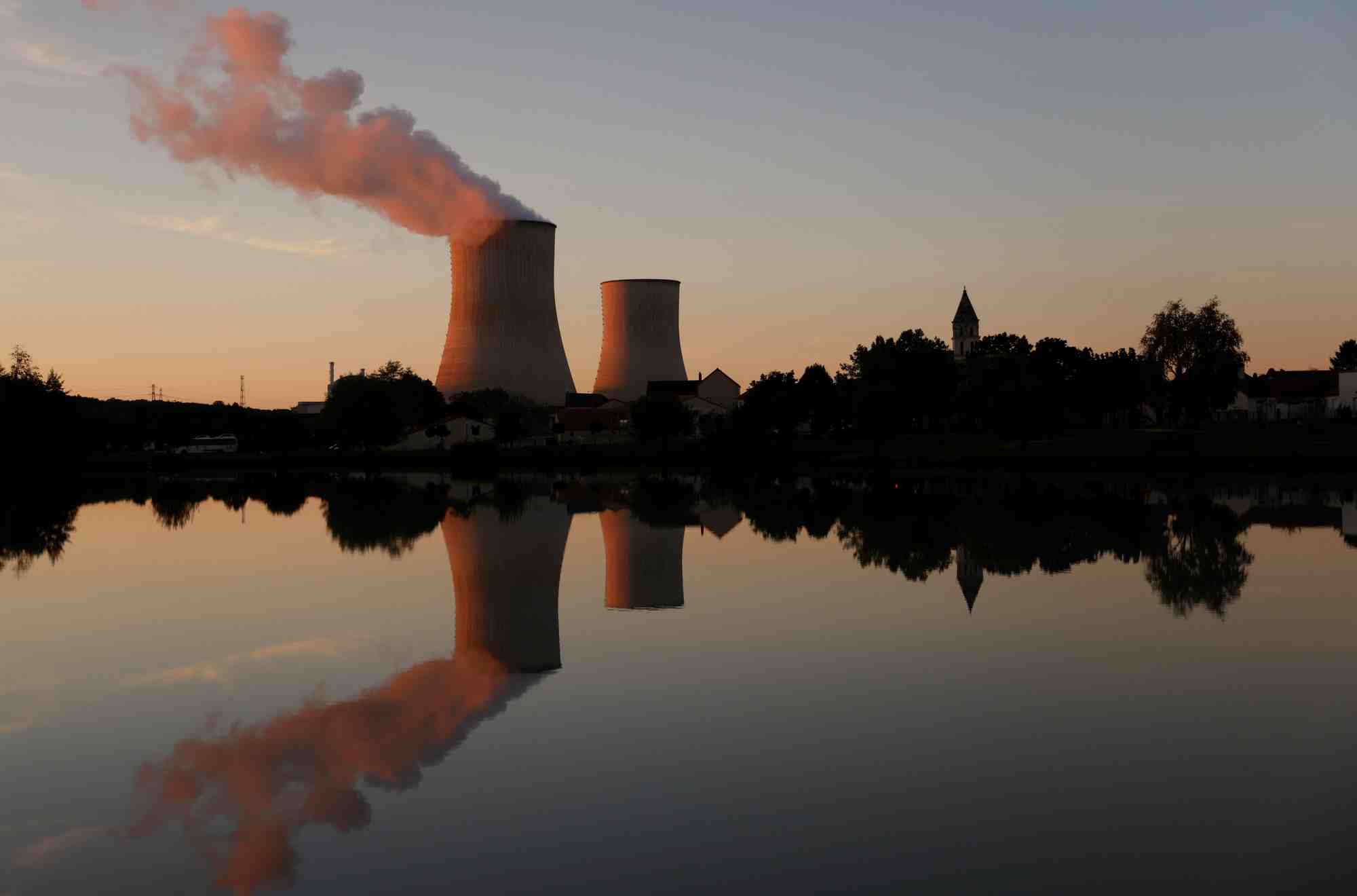 Une tour de refroidissement de la centrale nucleaire d'edf a civaux, en france