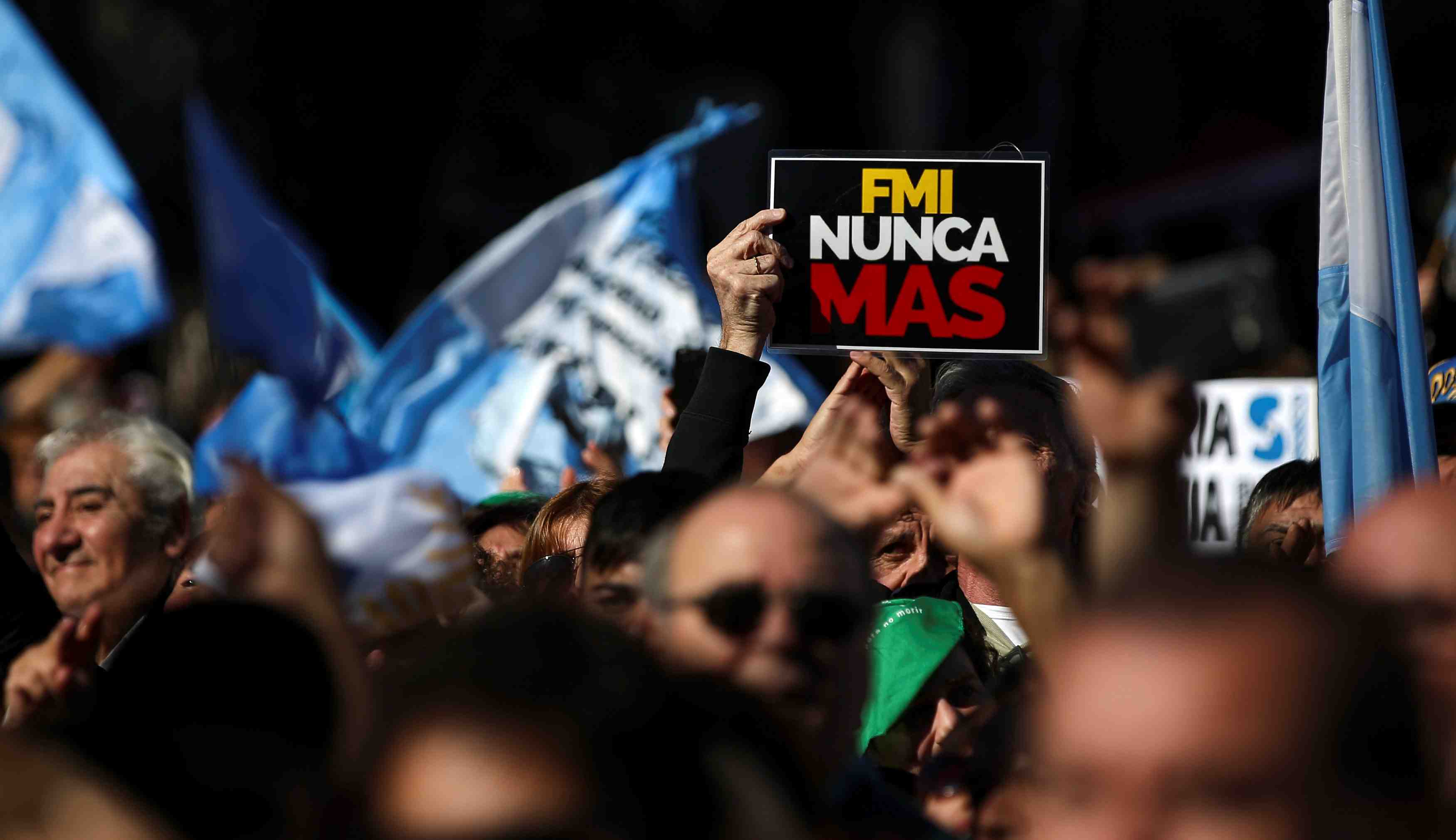 Des milliers de manifestants anti-fmi se rassemblent a buenos aires