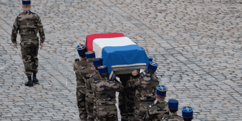 Le monument aux morts en opération extérieure, situé dans le Parc André-Citroën, est dédié à la mémoire des militaires morts pour la France lors des différentes opérations extérieures menées depuis 1963