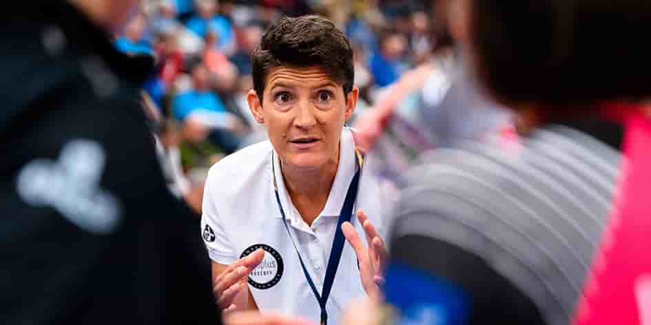 Raphaëlle Tervel, à la tête de l'équipe de Brest, est une des seules coachs féminines du handball pro.
