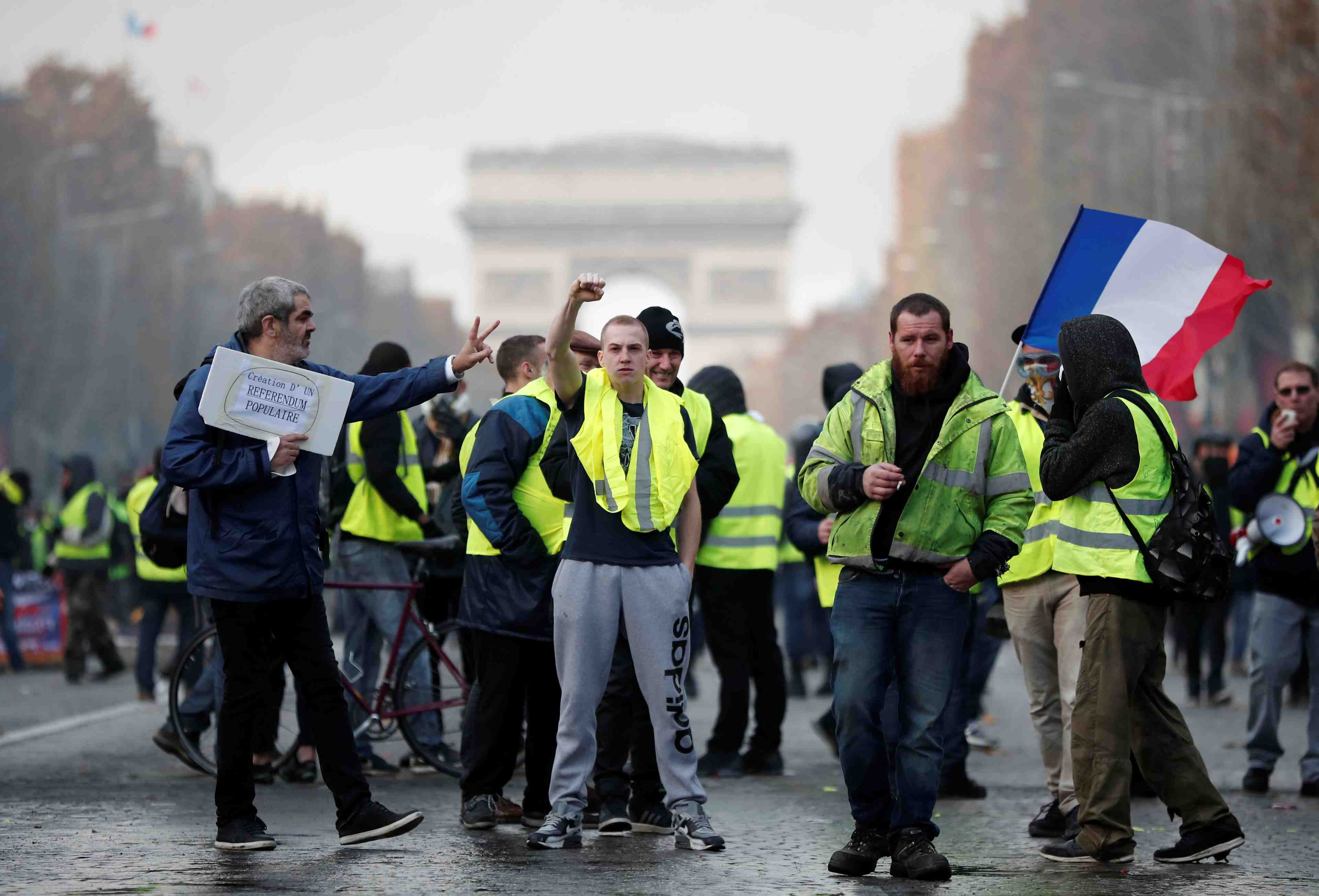 Les syndicats tentent de reprendre la main sur les "gilets jaunes"