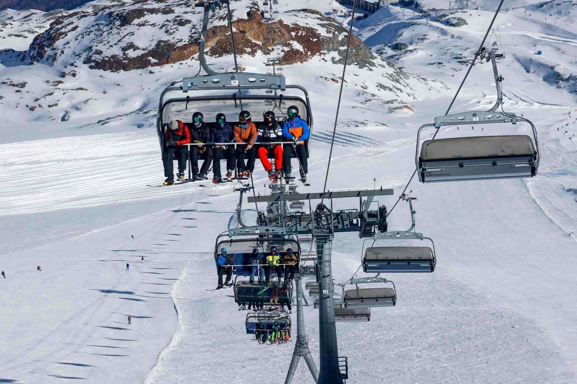 Ski a noel a l'etranger: macron evoque des mesures "restrictives et dissuasives"