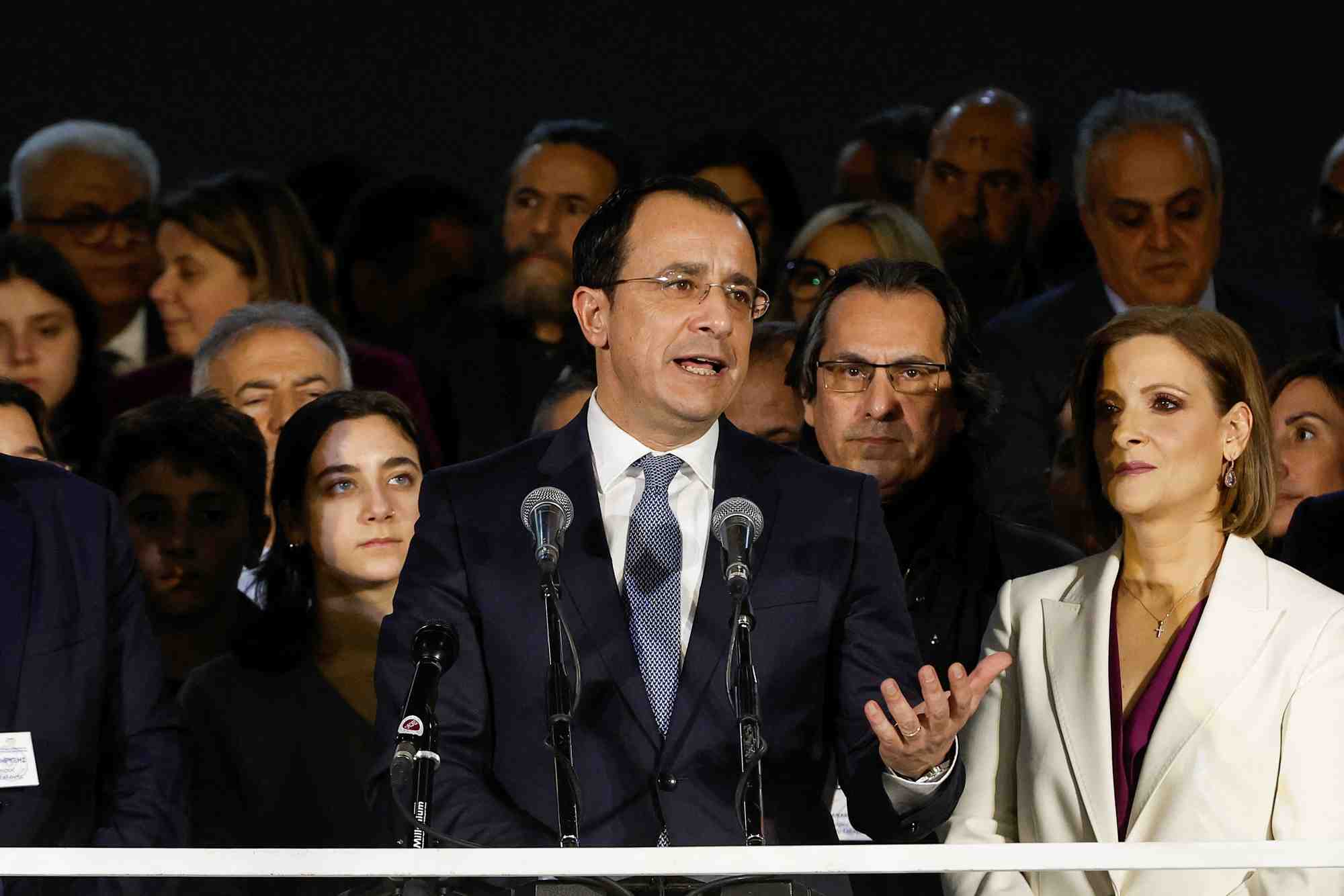 Le nouveau president chypriote nikos christodoulides s'adresse aux supporters lors d'une ceremonie de proclamation au stade eleftheria de nicosie
