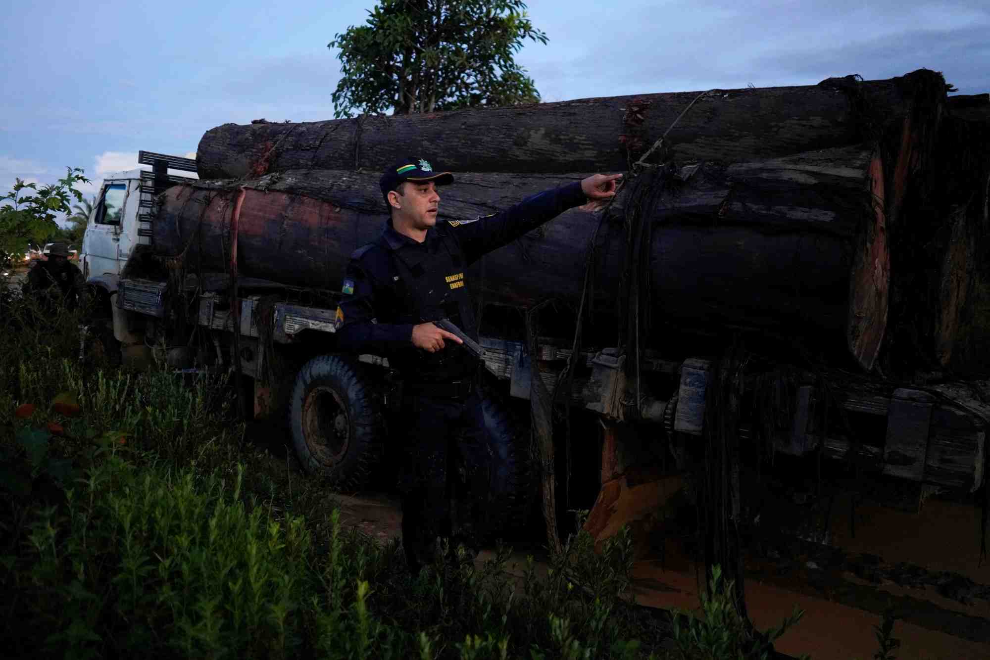 Un officier de police militaire saisit un camion charge de bois illegalement abattu a itapua do oeste, dans l'etat de rondonia, au bresil