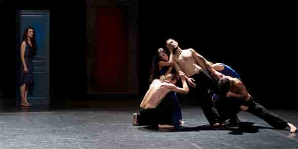 « Crossroads to Synchronicity », au Théâtre de Rungis. À gauche, Carolyn Carlson.