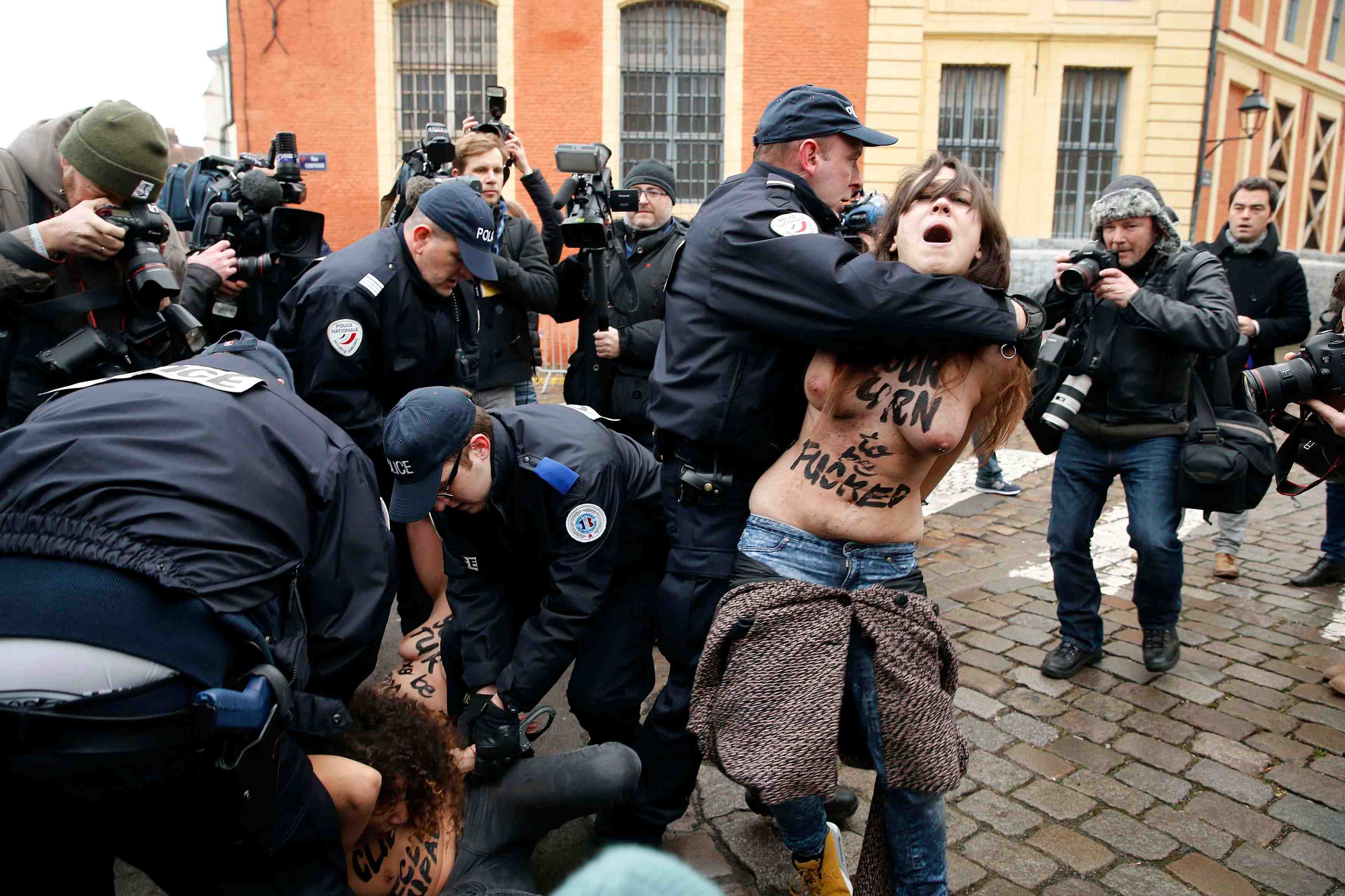 Dominique strauss-kahn accueilli au tribunal par des femen a lille