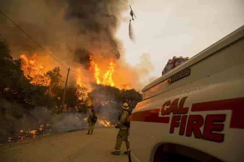 Quatre pompiers blesses en luttant contre un feu de foret en californie