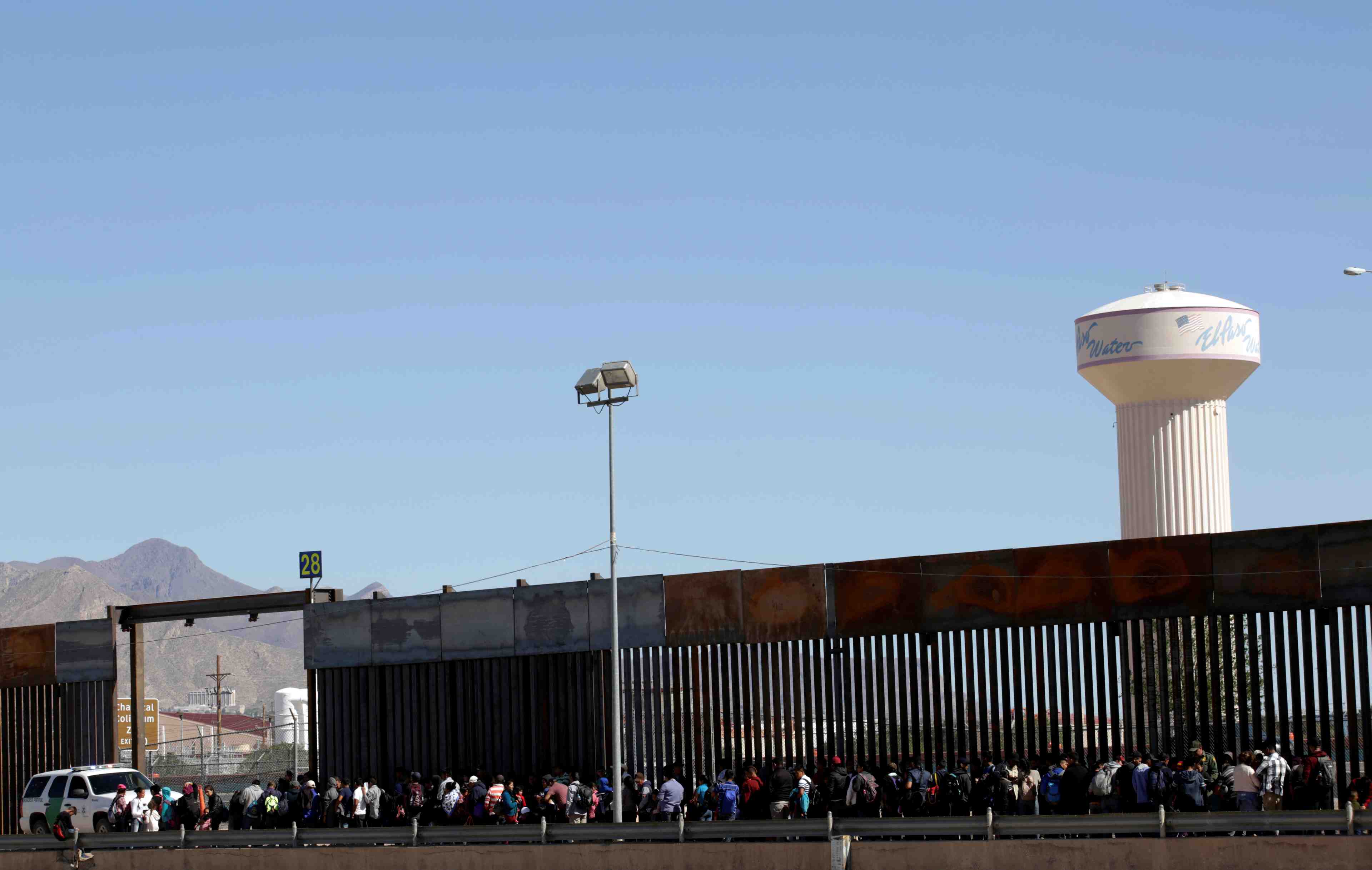 Une milice anti-migrants quitte son campement dans le nouveau-mexique
