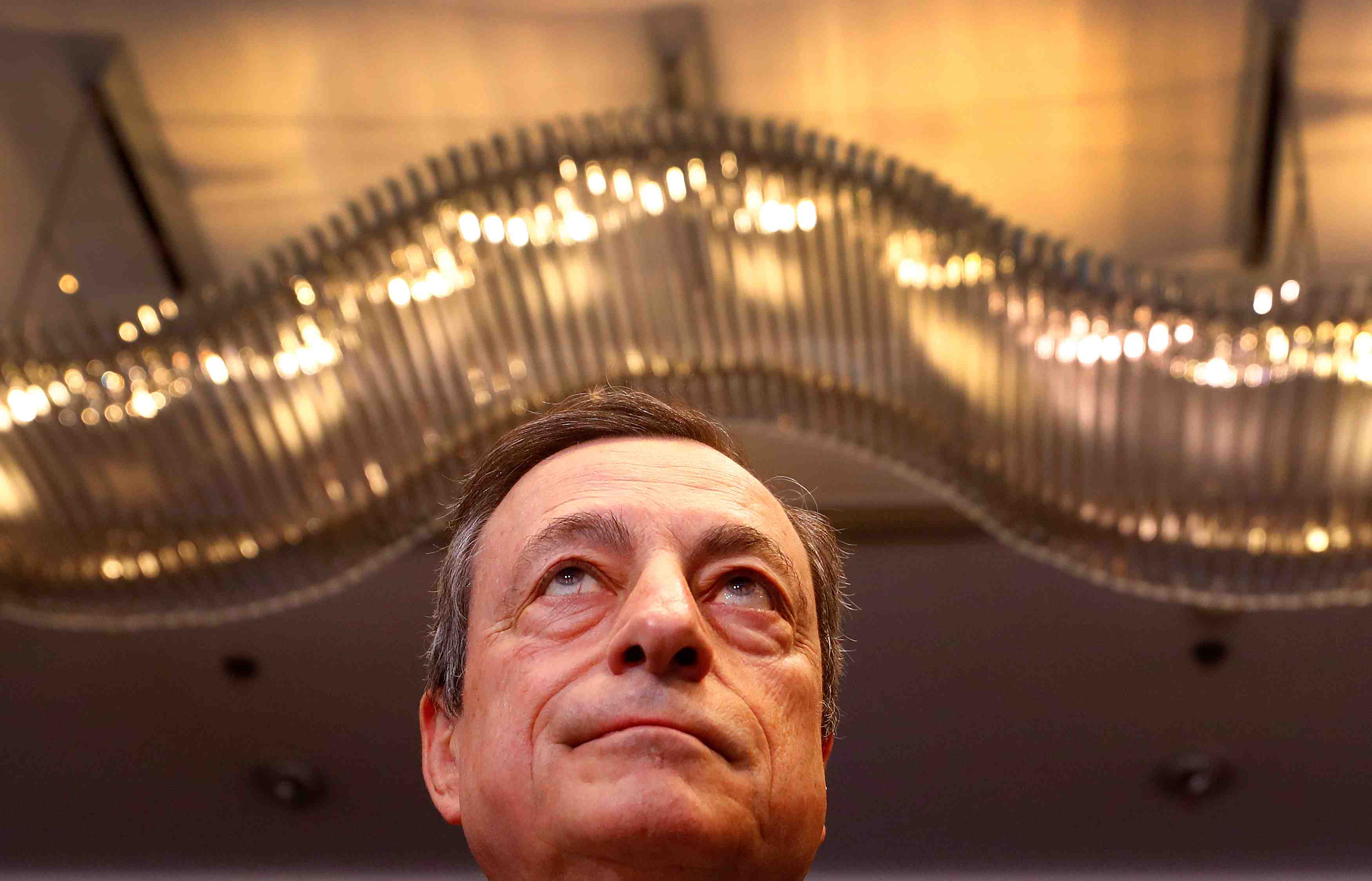 Draghi (bce) prend le risque de lier les mains de son successeur