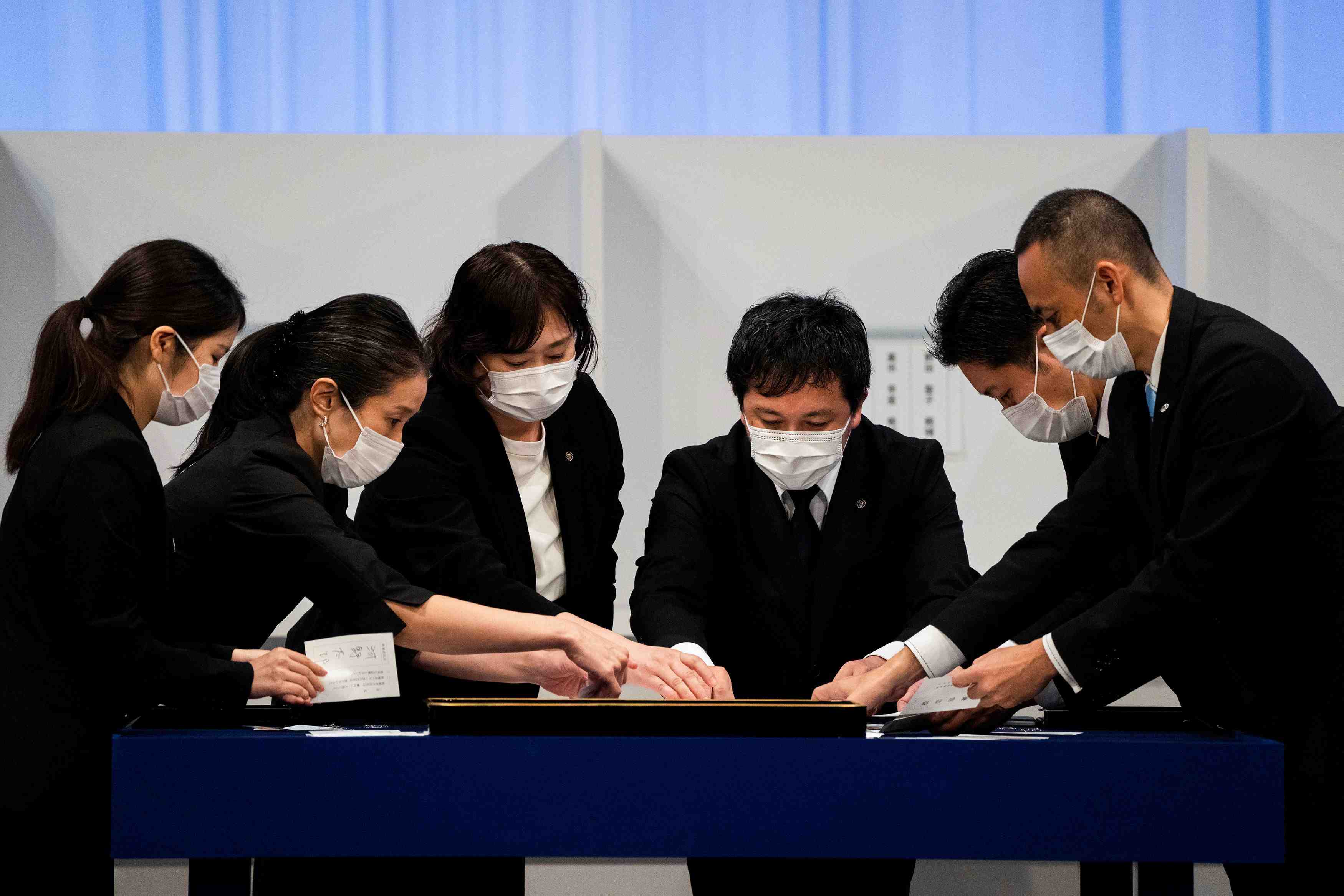 Japon: le parti au pouvoir elit son nouveau chef, probable futur premier ministre