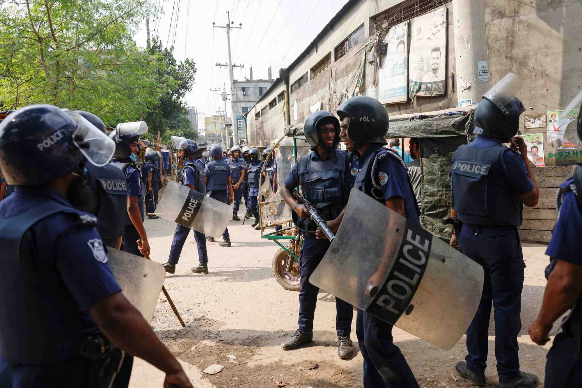 Les forces de securite interviennent devant des usines de confection, au bangladesh