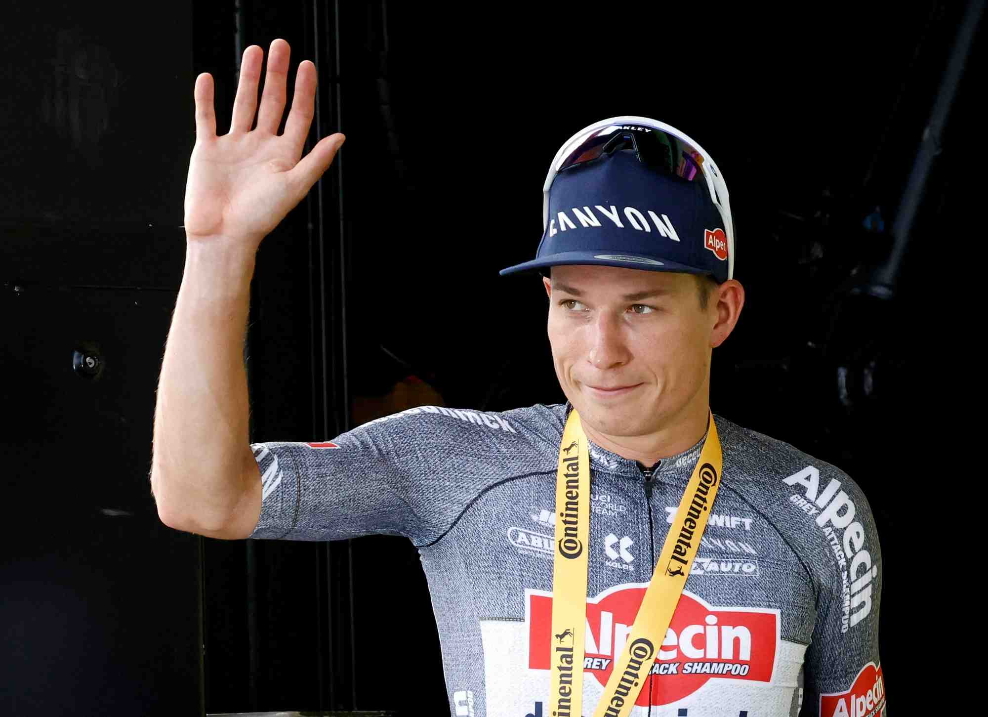 Cyclisme/tour de france: jasper philipsen d' alpecin-deceuninck fete le podium apres avoir remporte la 10e etape