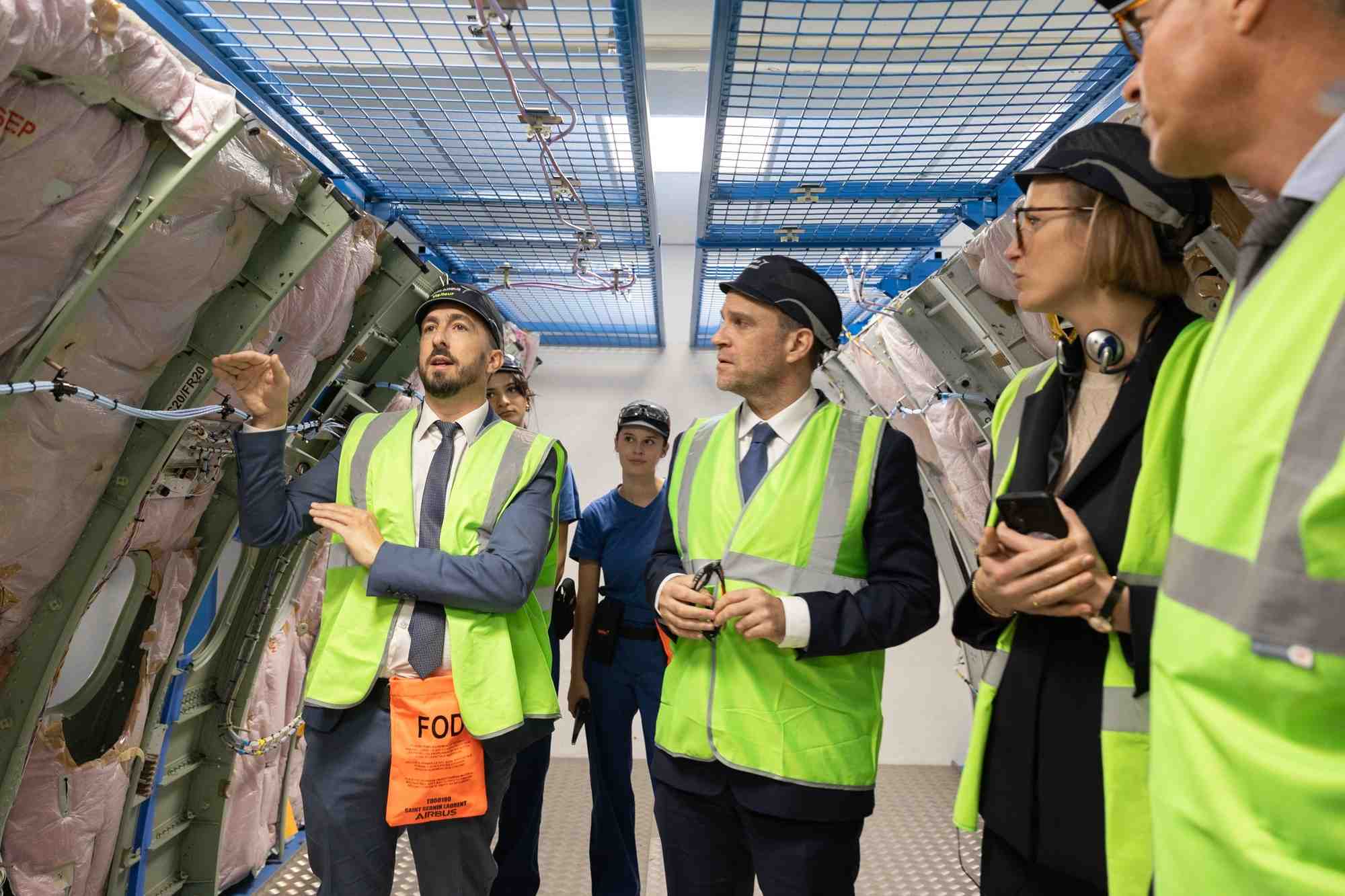 Marc Ferracci (à droite) en déplacement à l'usine Saint-Eloi d'Airbus à Toulouse.