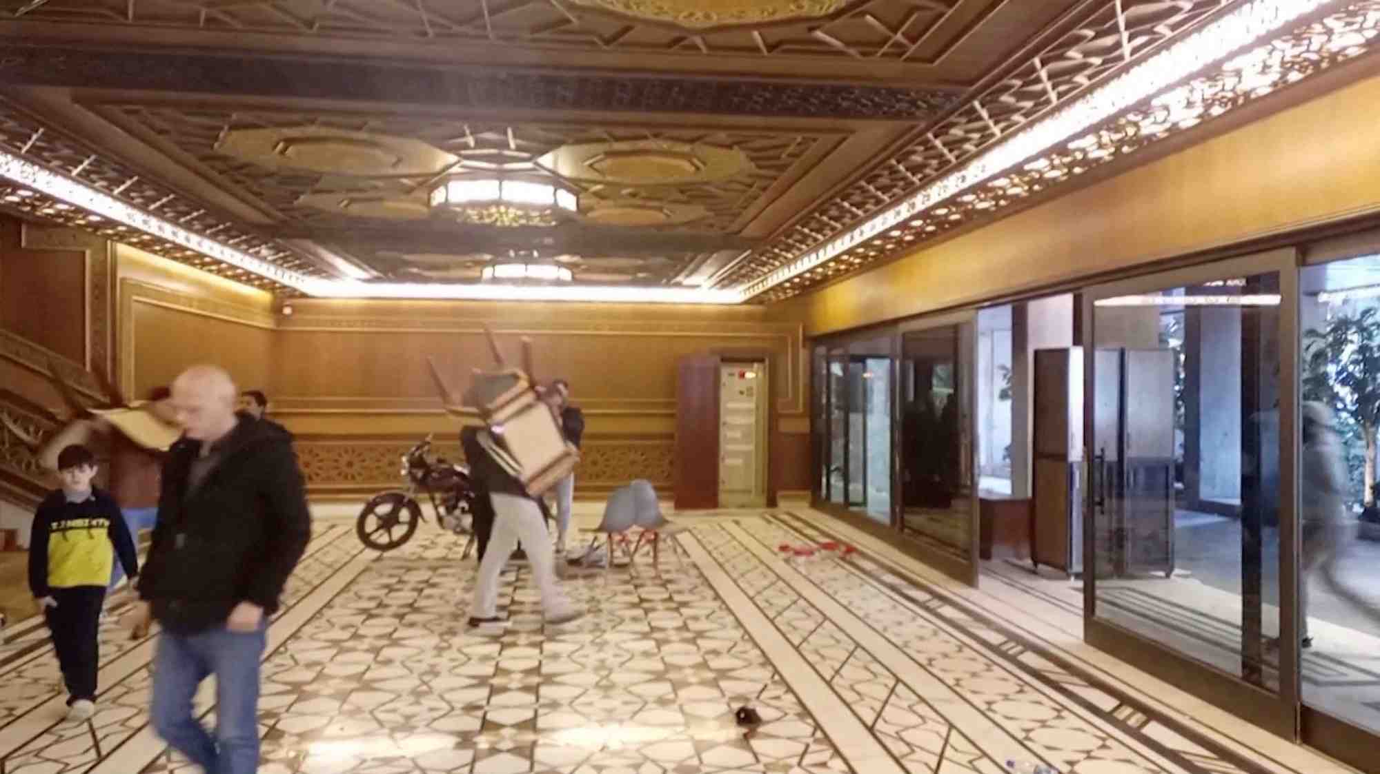 Les syriens entrent dans le palais presidentiel a damas