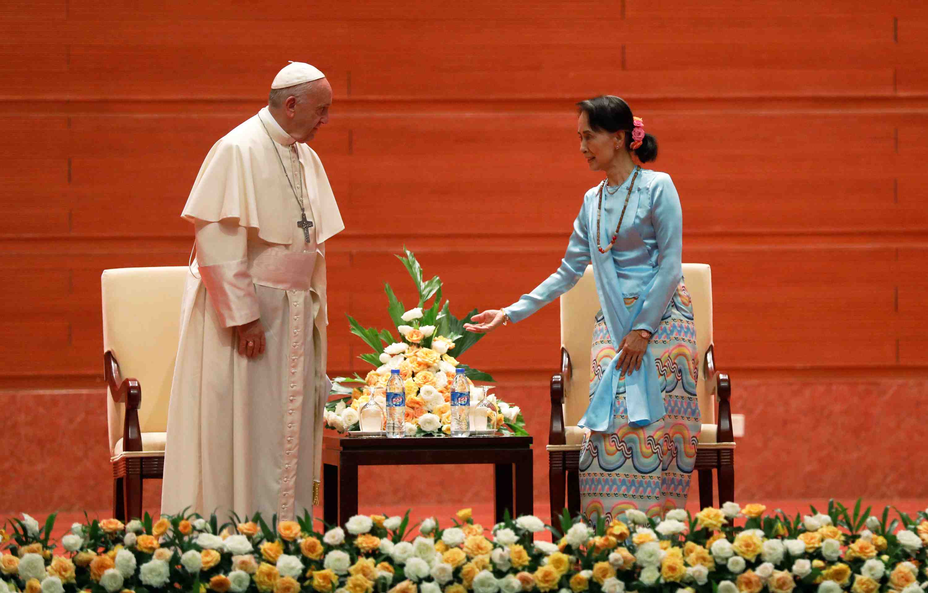 En birmanie, le pape rencontre suu kyi, et appelle au respect des droits de l'homme