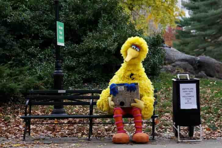 "sesame street" porte plainte contre une comedie salace avec des marionnettes