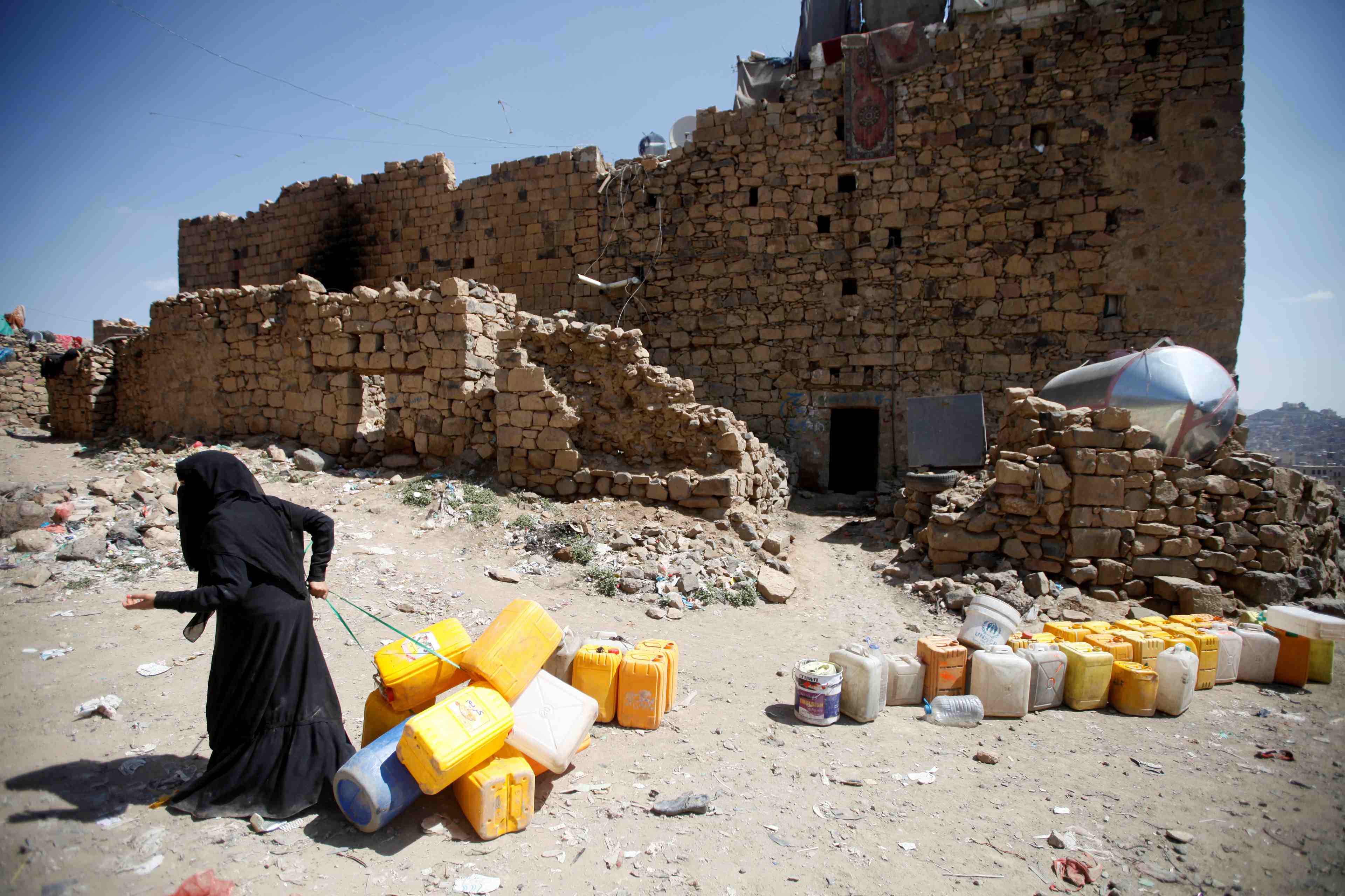 Sous pression, la coalition arabe suspend son offensive a hodeida