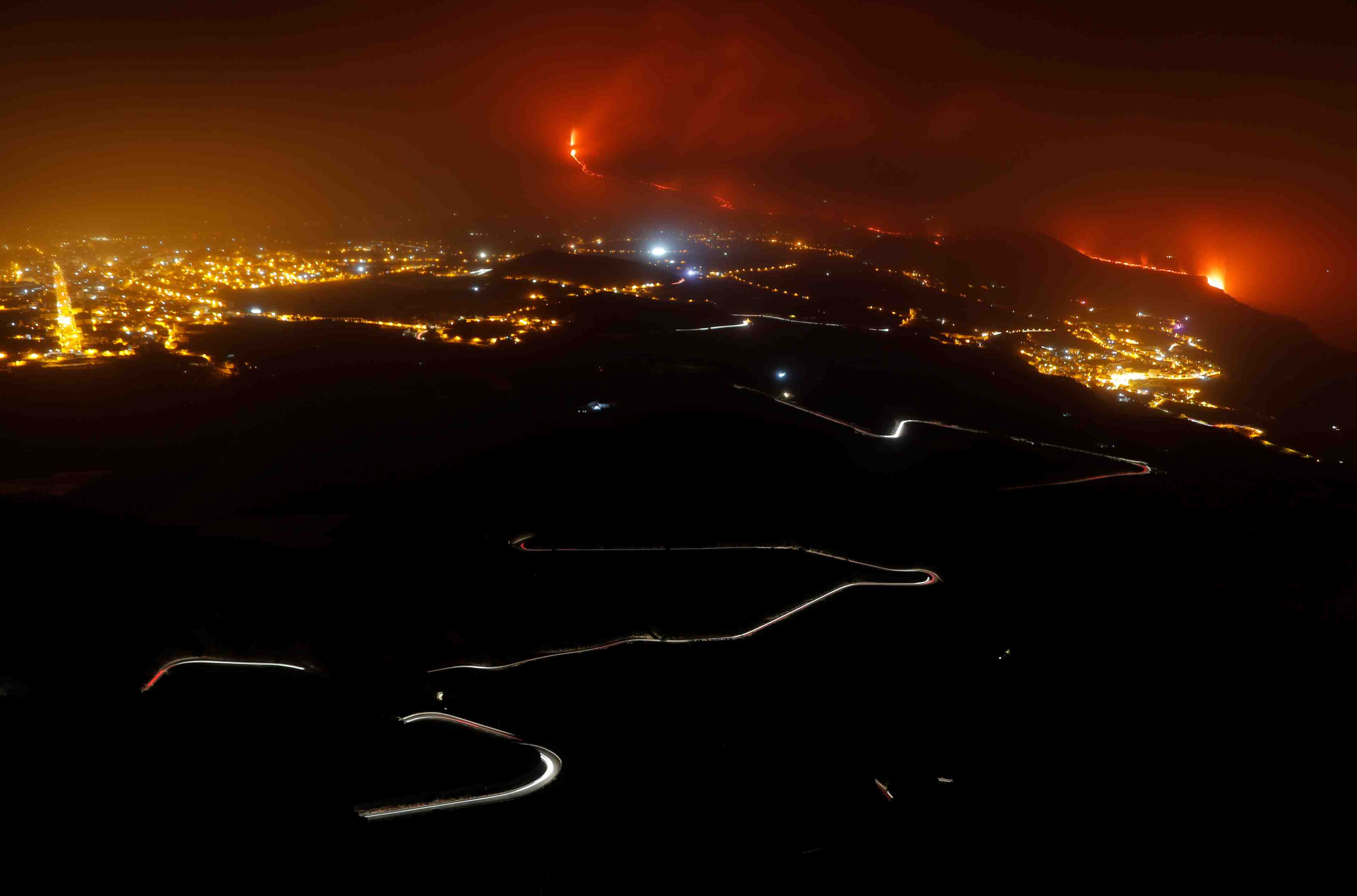 Espagne: la lave jaillissant du volcan cumbre vieja atteint l'ocean atlantique