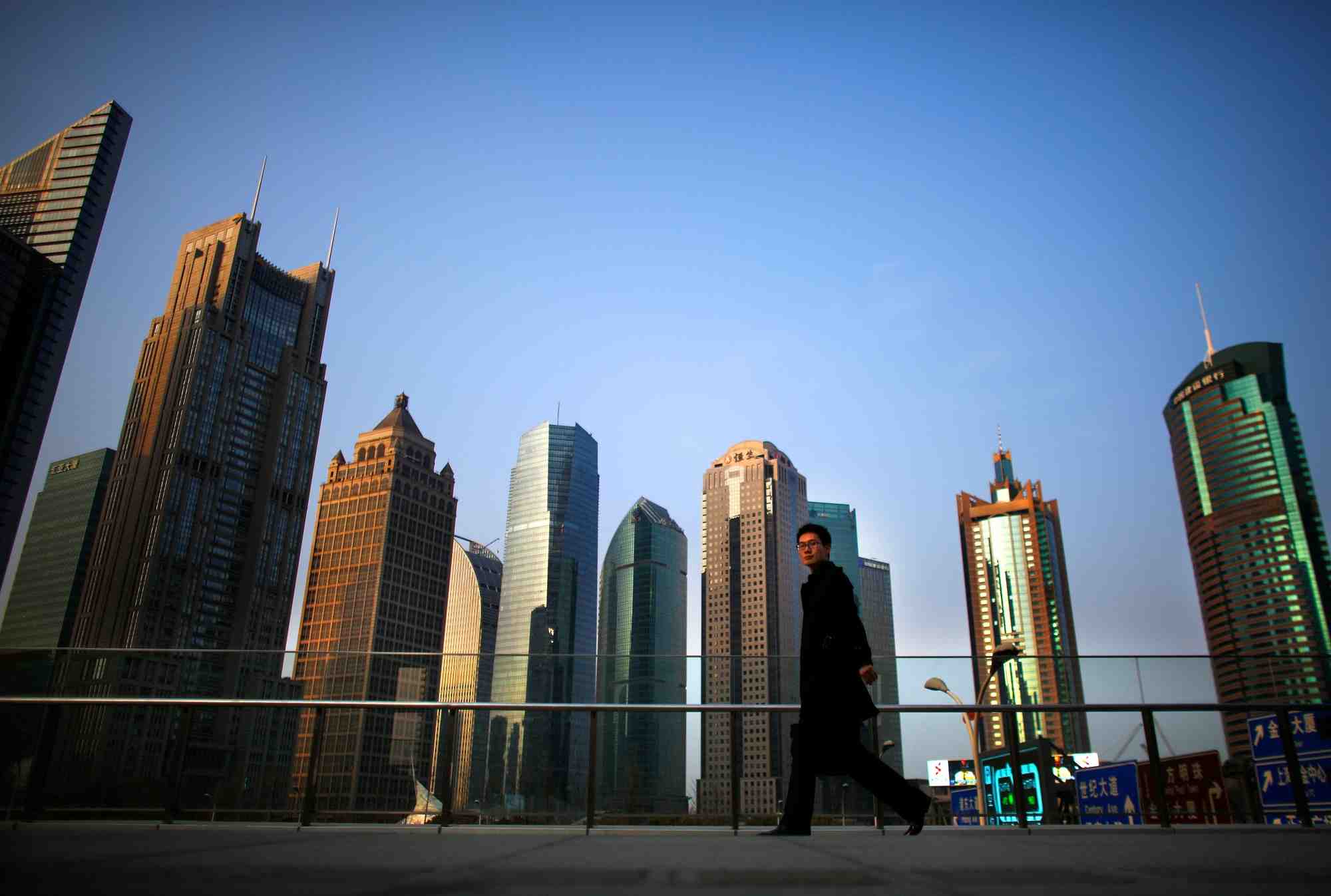 Photo d'archive :  un homme marche dans le quartier financier de pudong a shanghai