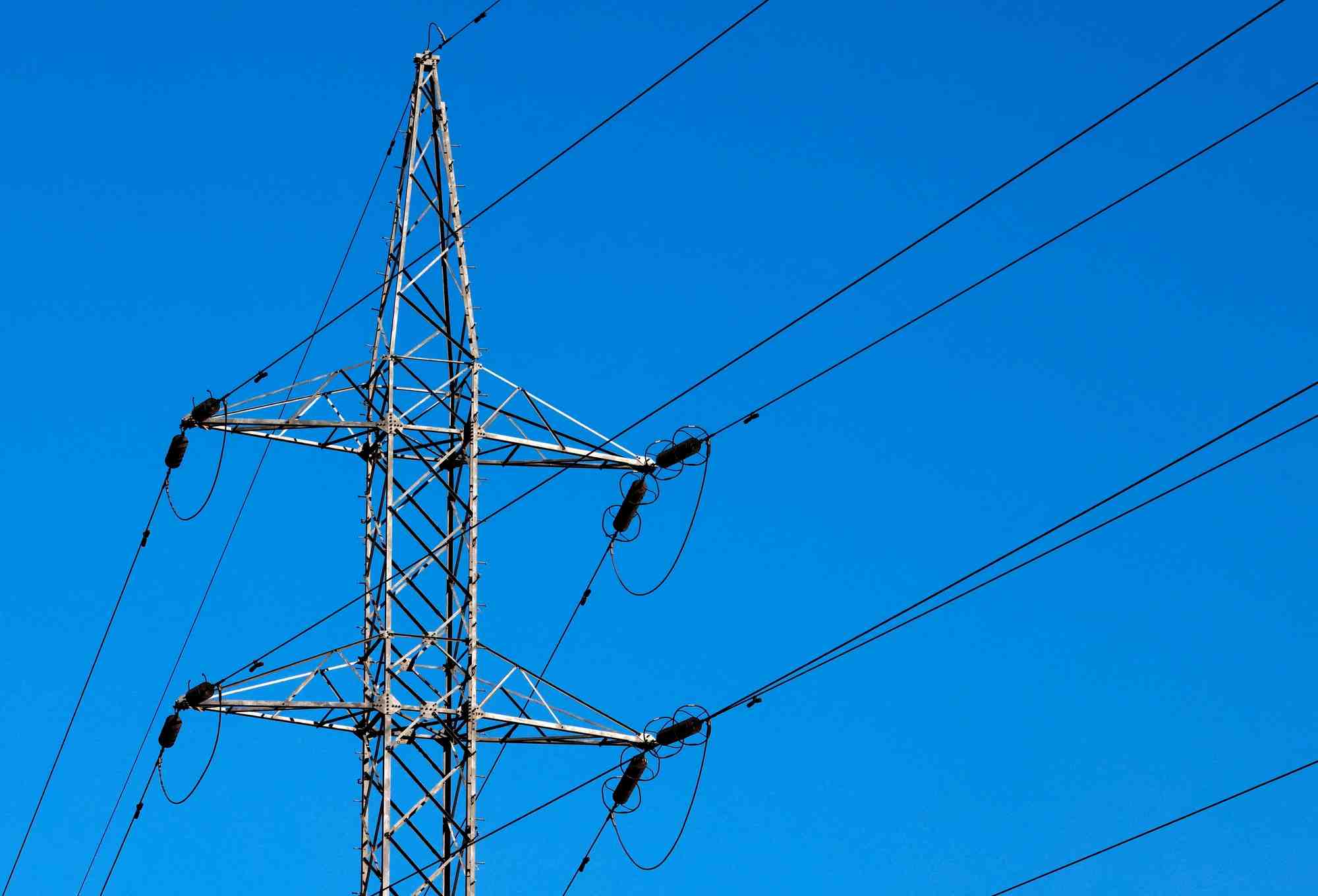 Un pylone electrique est visible sur le site belge du fabricant d'acier inoxydable aperam, a genk, en belgique