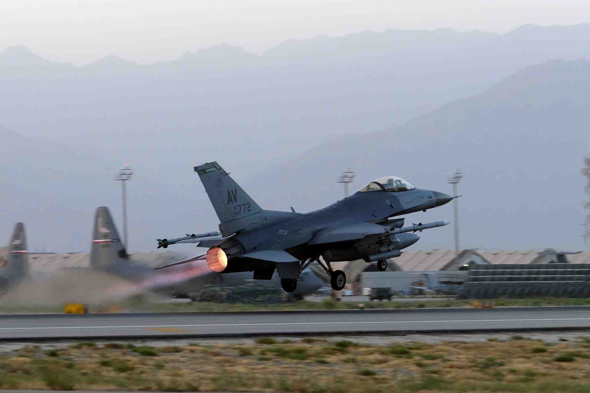 Volodymyr Zelensky a remercié la Grèce d'avoir proposé de former des pilotes ukrainiens au pilotage des F-16.