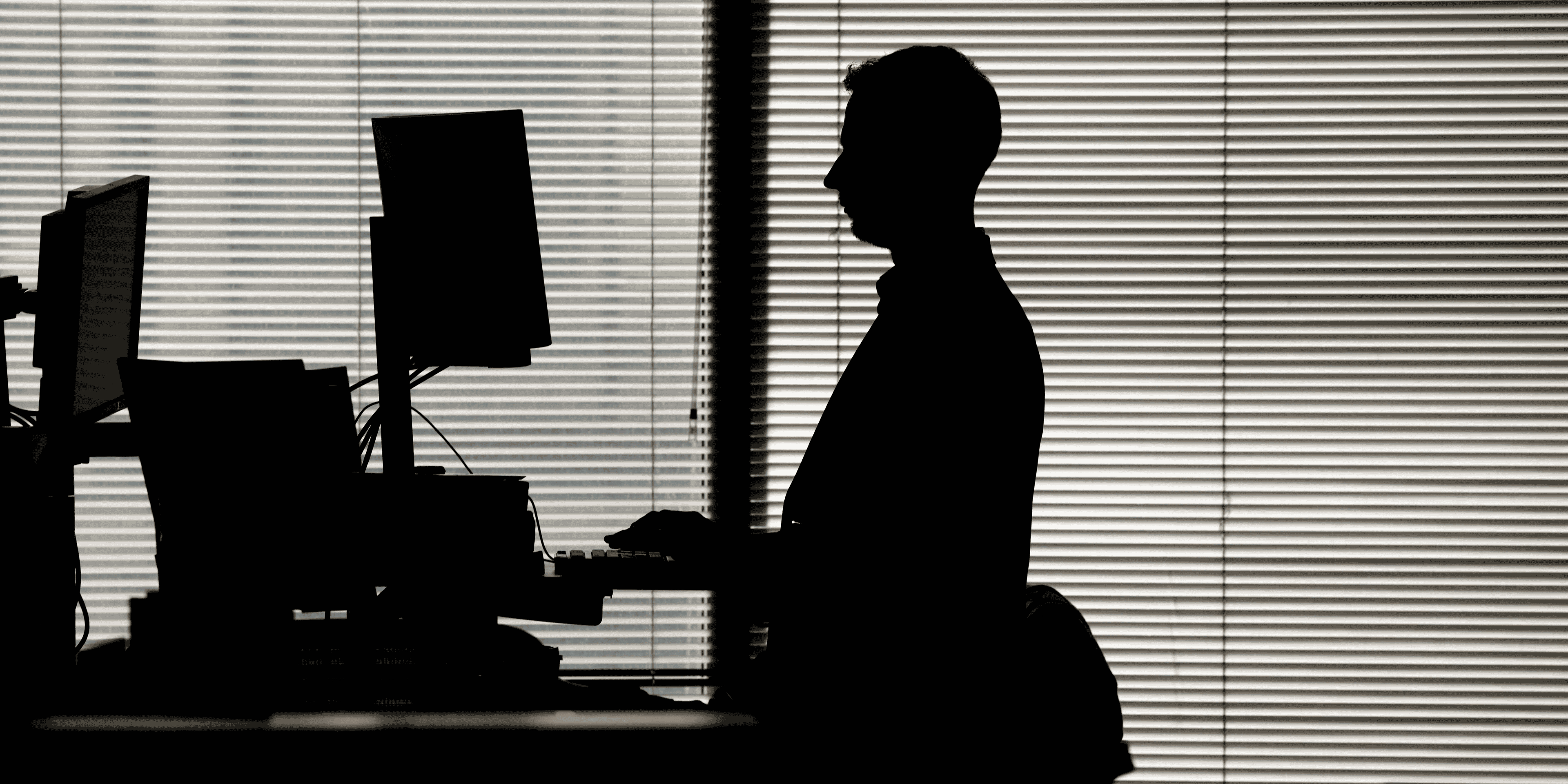 Un homme travaille dans un bureau a canary wharf, londres