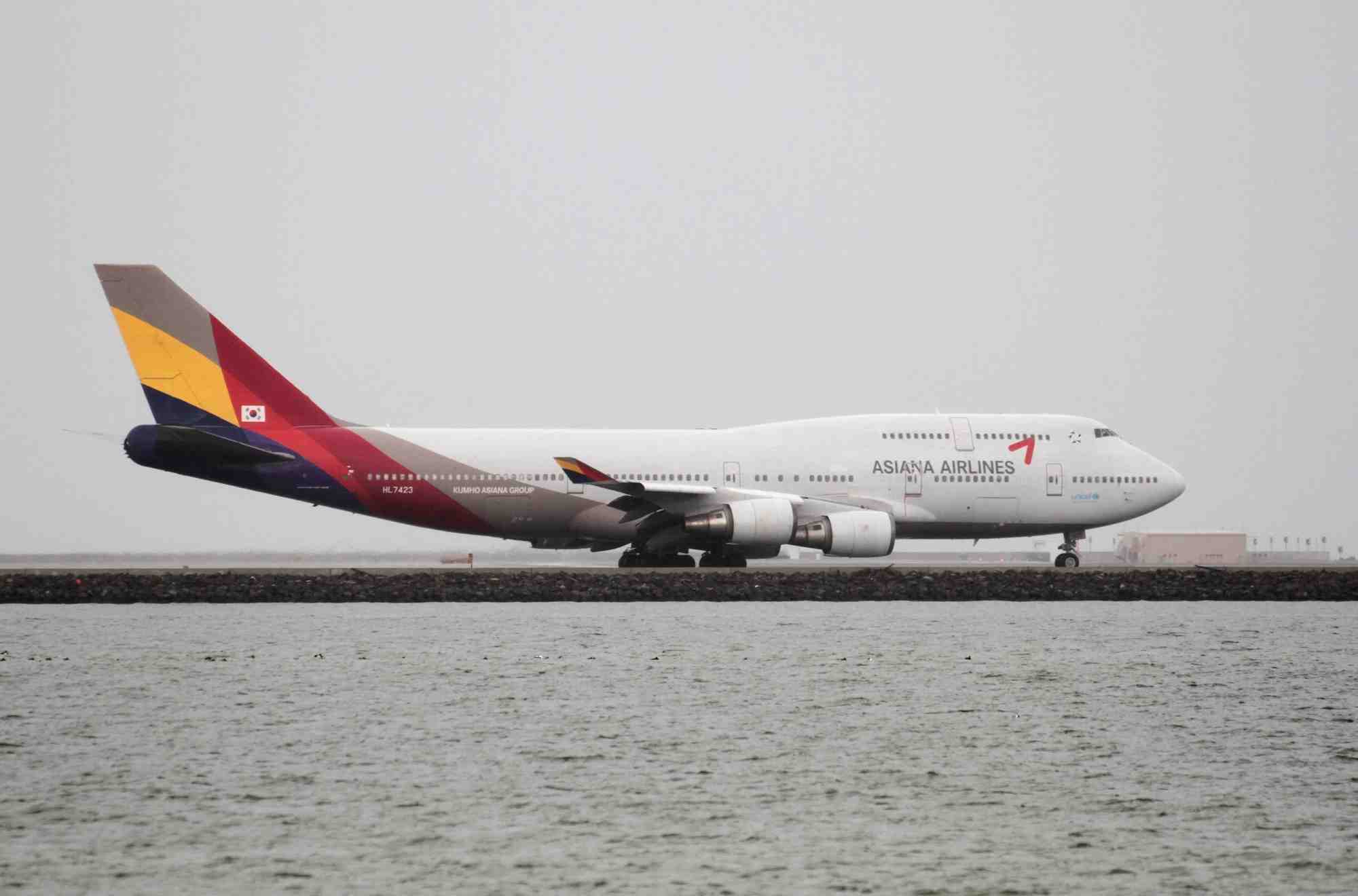 Un boeing 747-400 de la compagnie asiana airlines, a l'aeroport international de san francisco