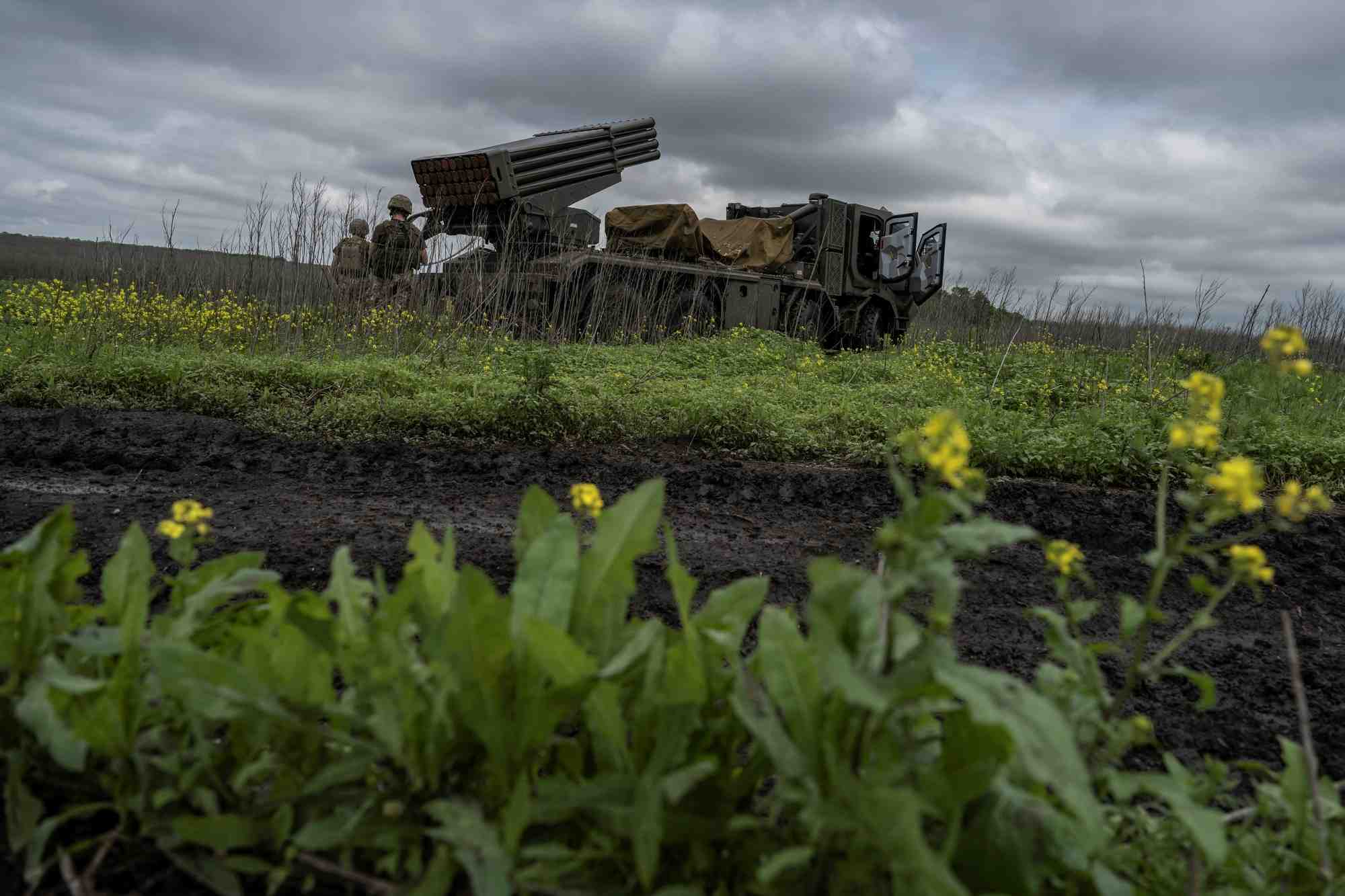 Photo de soldats ukrainiens pres de la ville d'avdiivka, ukraine