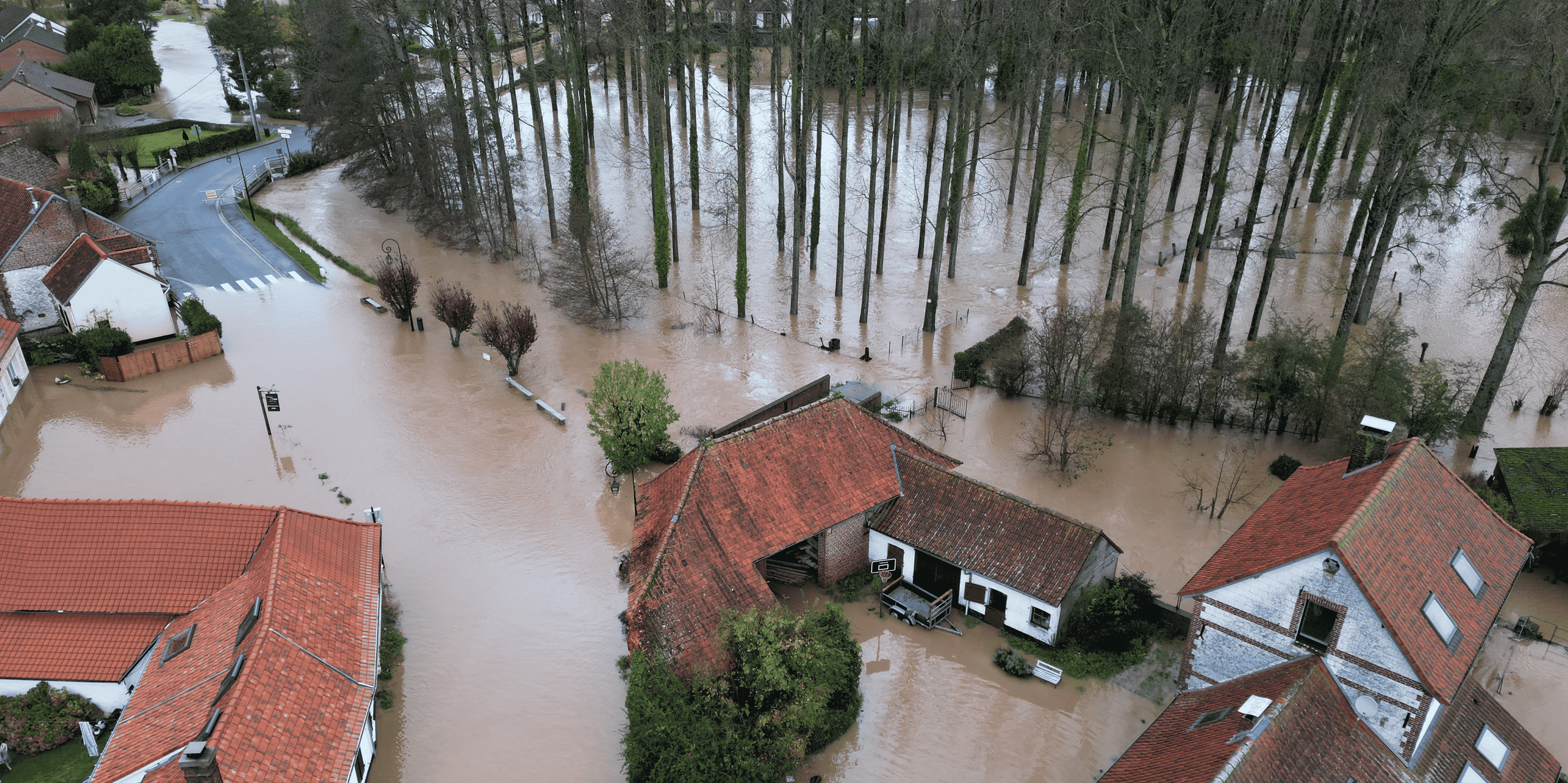 Une vue aerienne montrant une zone inondee a estree