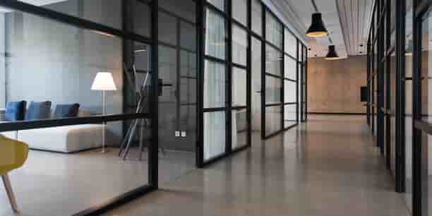 Le prix moyen des bureaux achetés en Île-de-France entre janvier et mars s'élève à 6.210 euros le mètre carré, ce qui représente une baisse de 19% sur un an. (photo d'illustration)