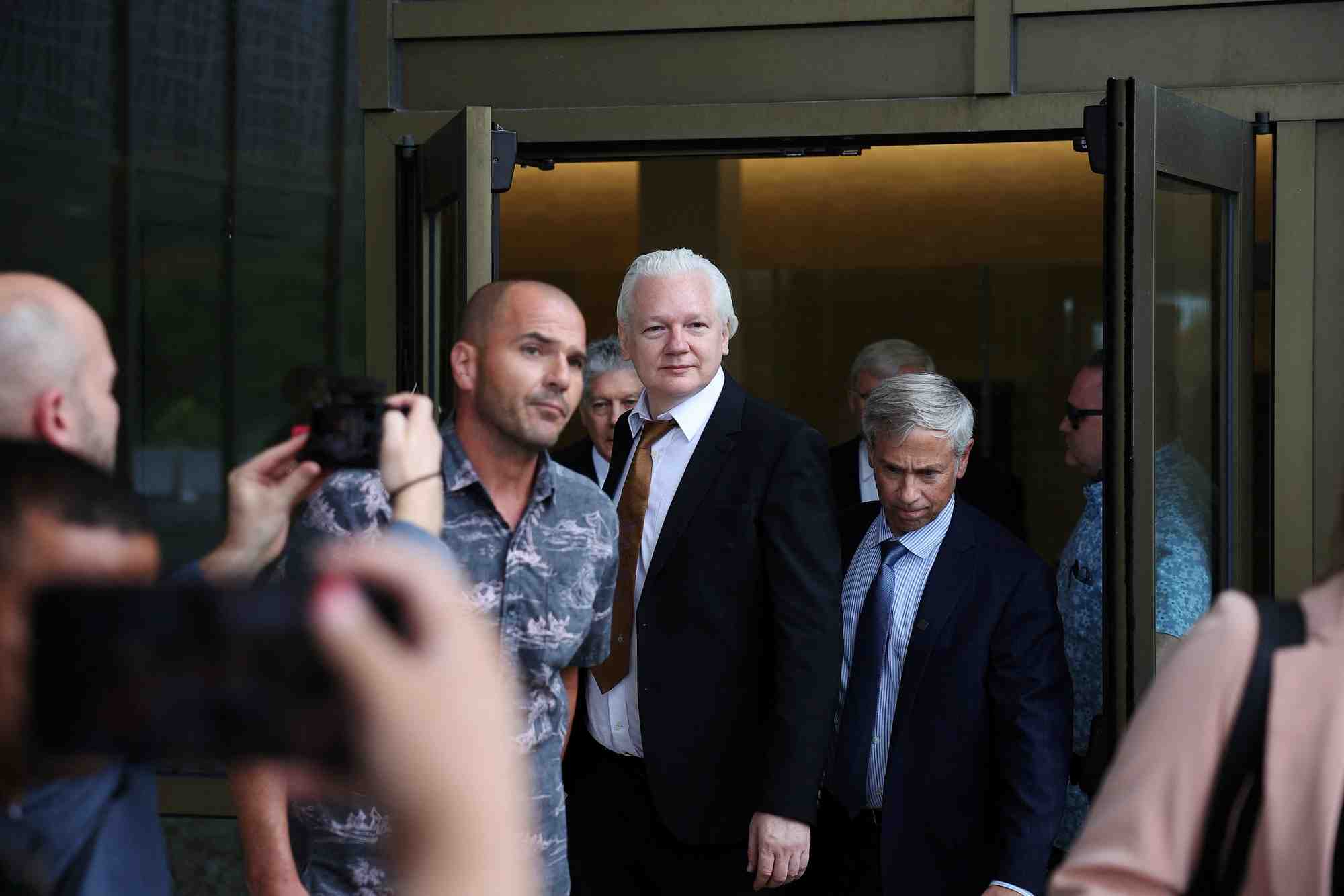Julian assange, fondateur de wikileaks, apres une audience au tribunal de district des etats-unis a saipan