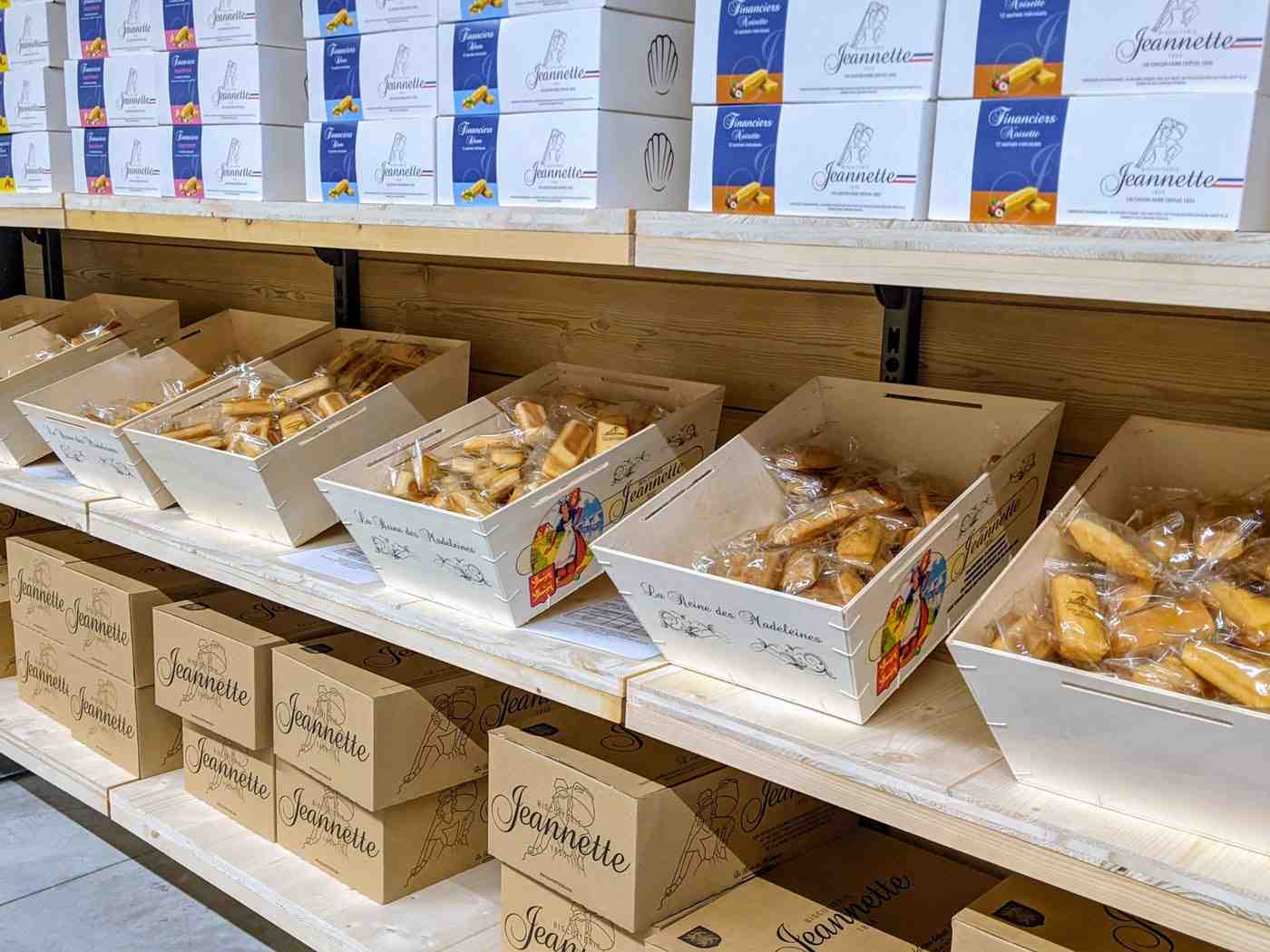 40.000 madeleines sortent quotidiennement des fours de l’usine installée à Colombelles dans la banlieue de Caen.