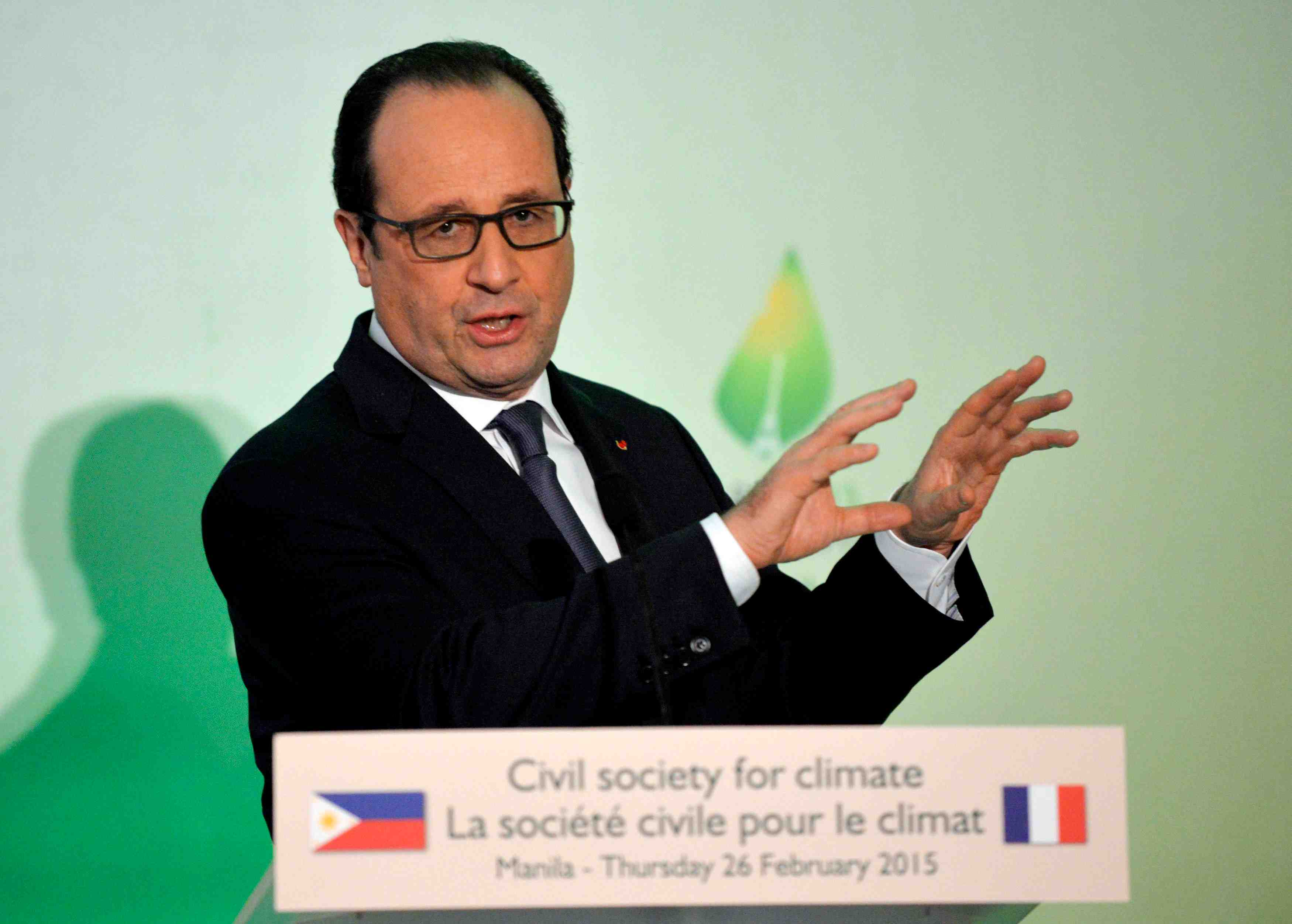 A manille, francois hollande appelle a aider les pays pauvres face aux dereglements climatiques