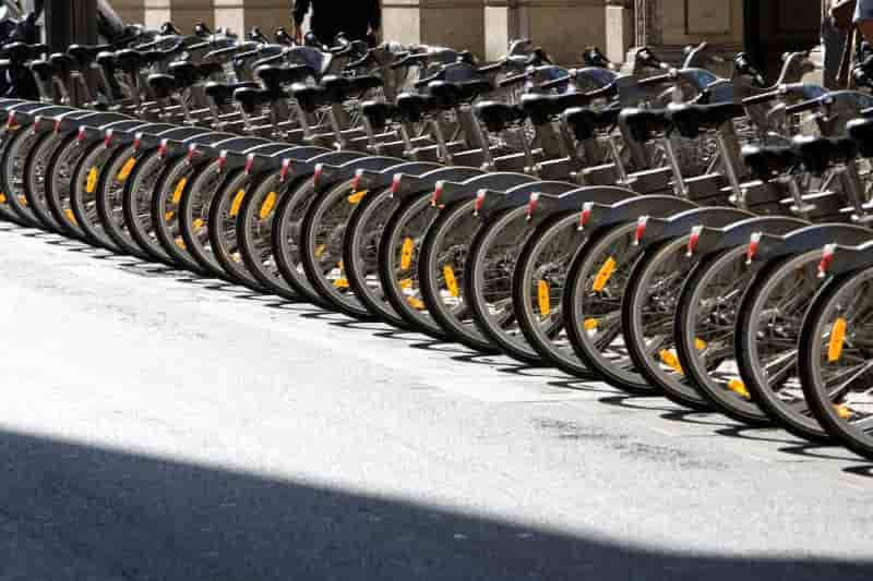 Les velos en libre-service, un succes populaire qui a un cout
