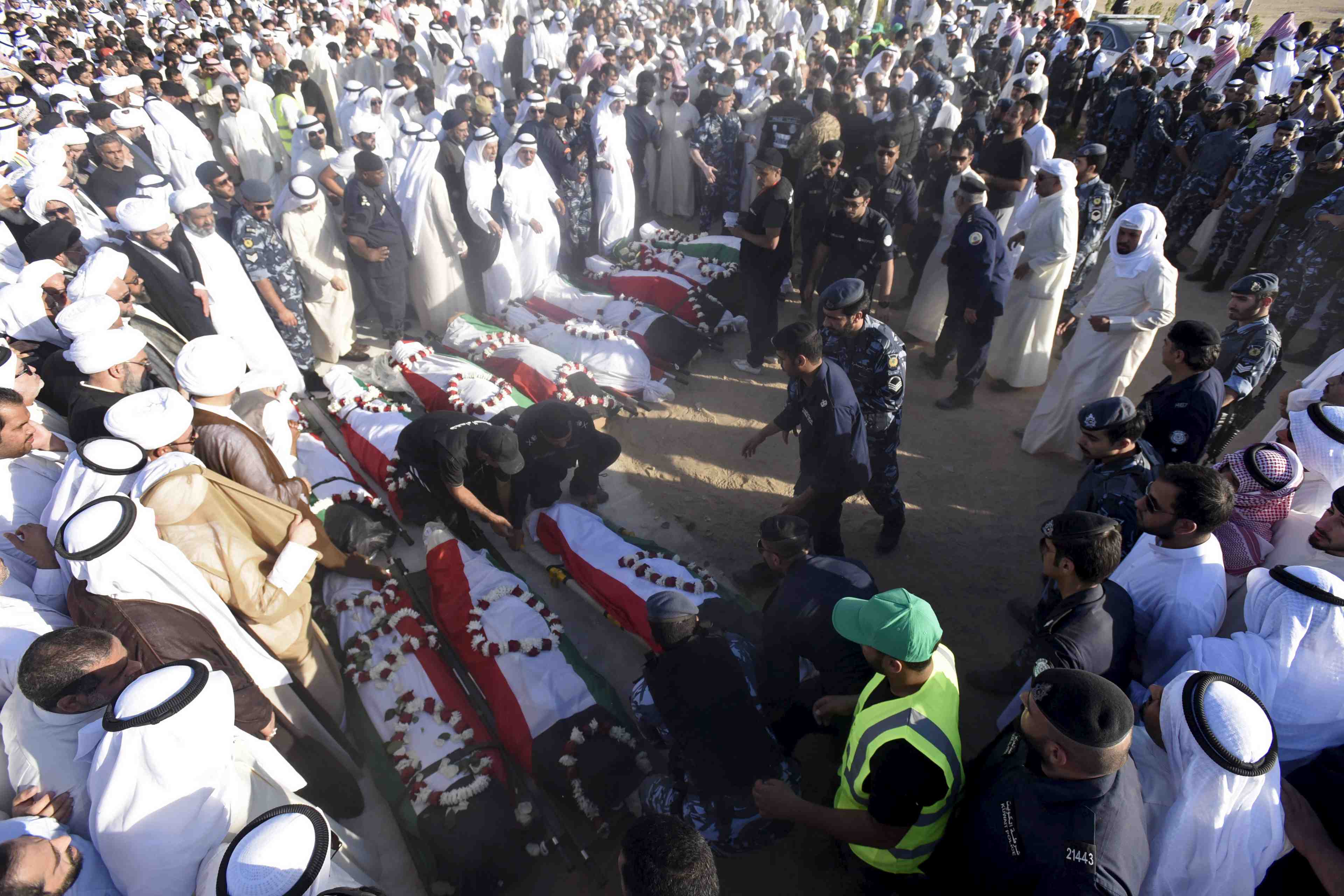 Funerailles des victimes de l'attentat contre une mosquee chiite a koweit city