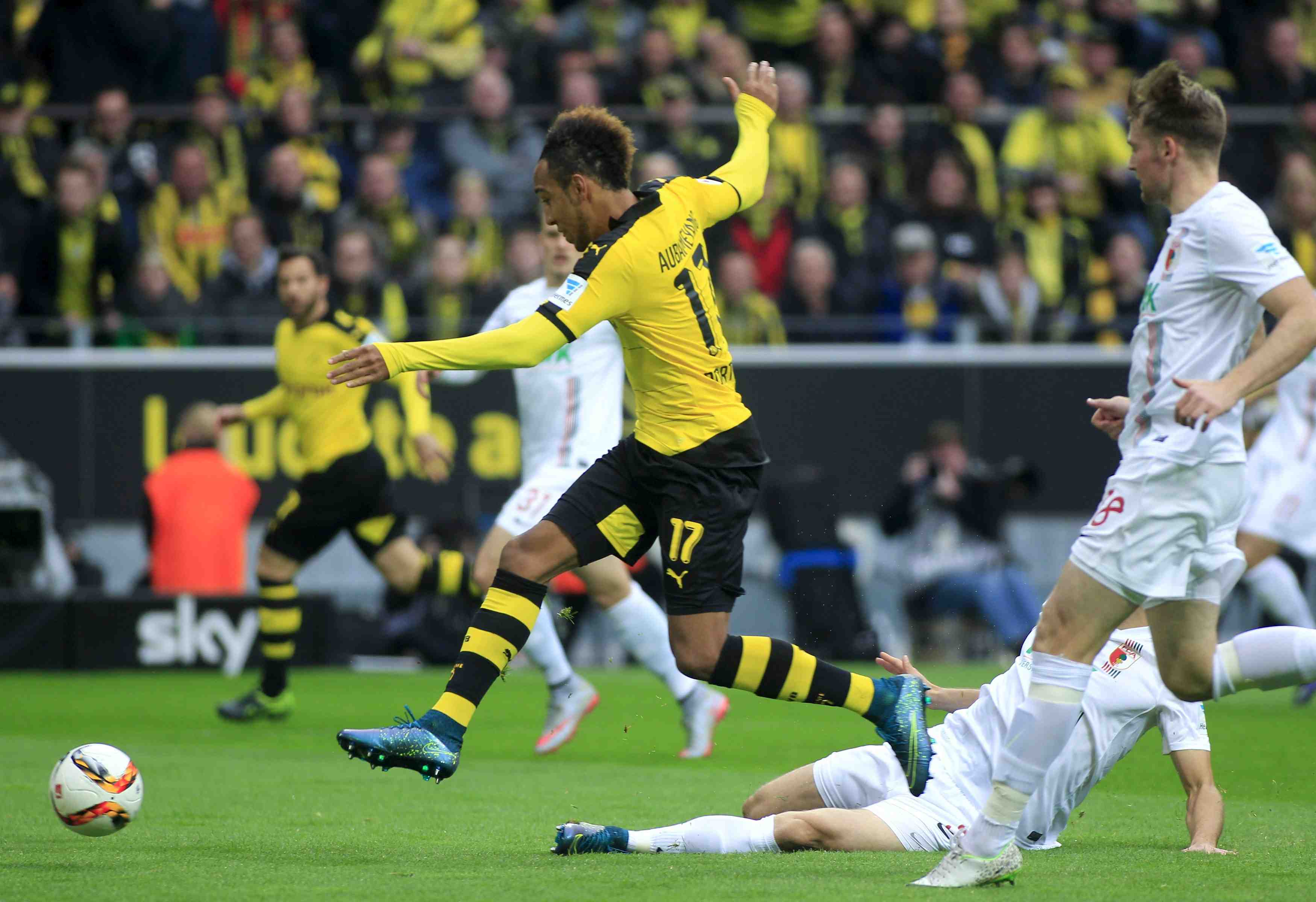 Le borussia et aubameyang se regalent face a augsbourg