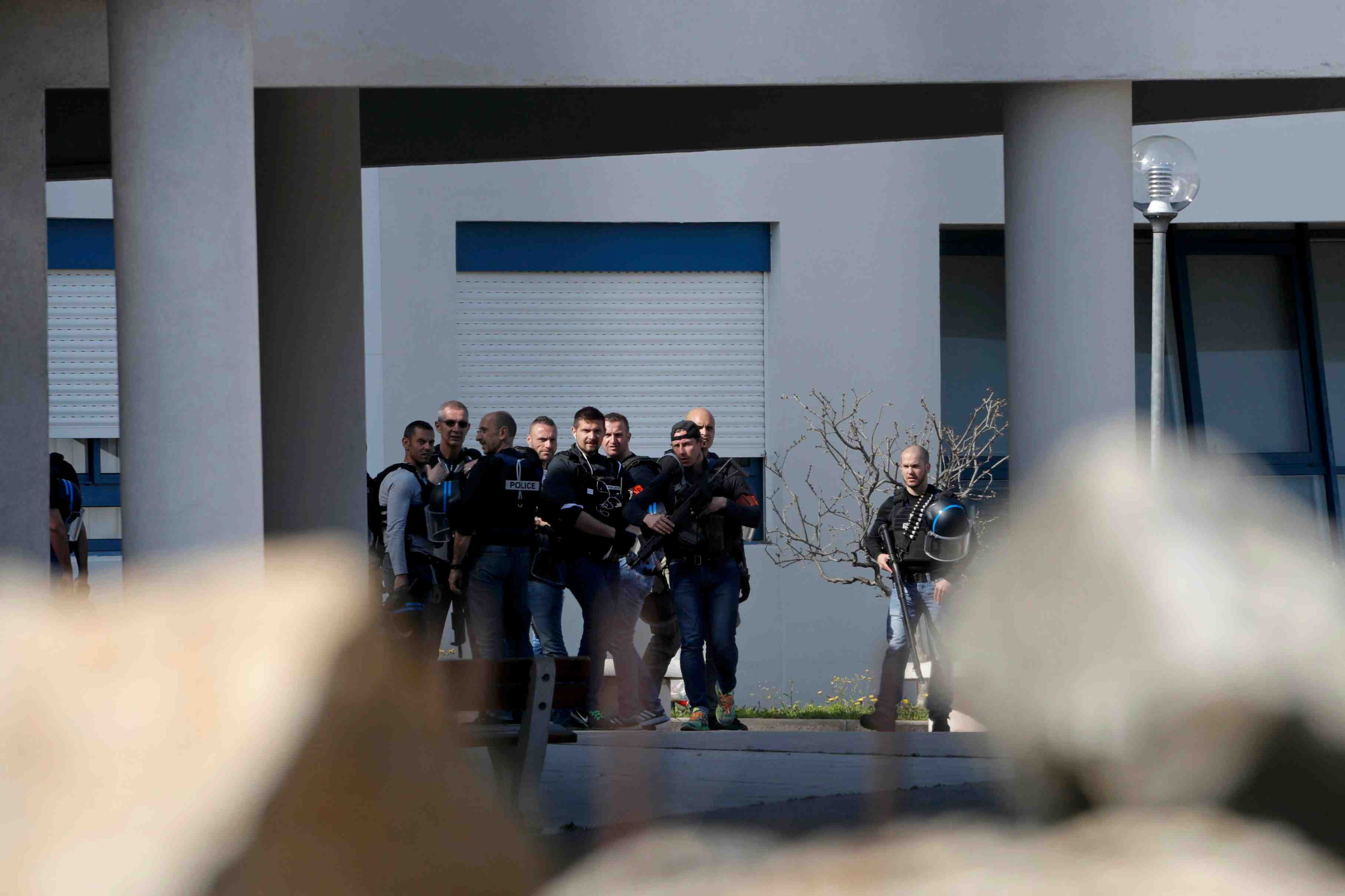 Un lyceen lourdement arme blesse trois personnes a grasse