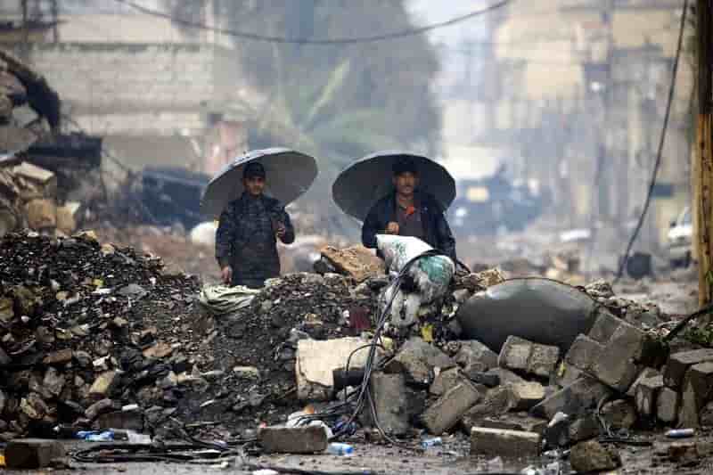 Un quartier devaste a mossoul, des dizaines de victimes