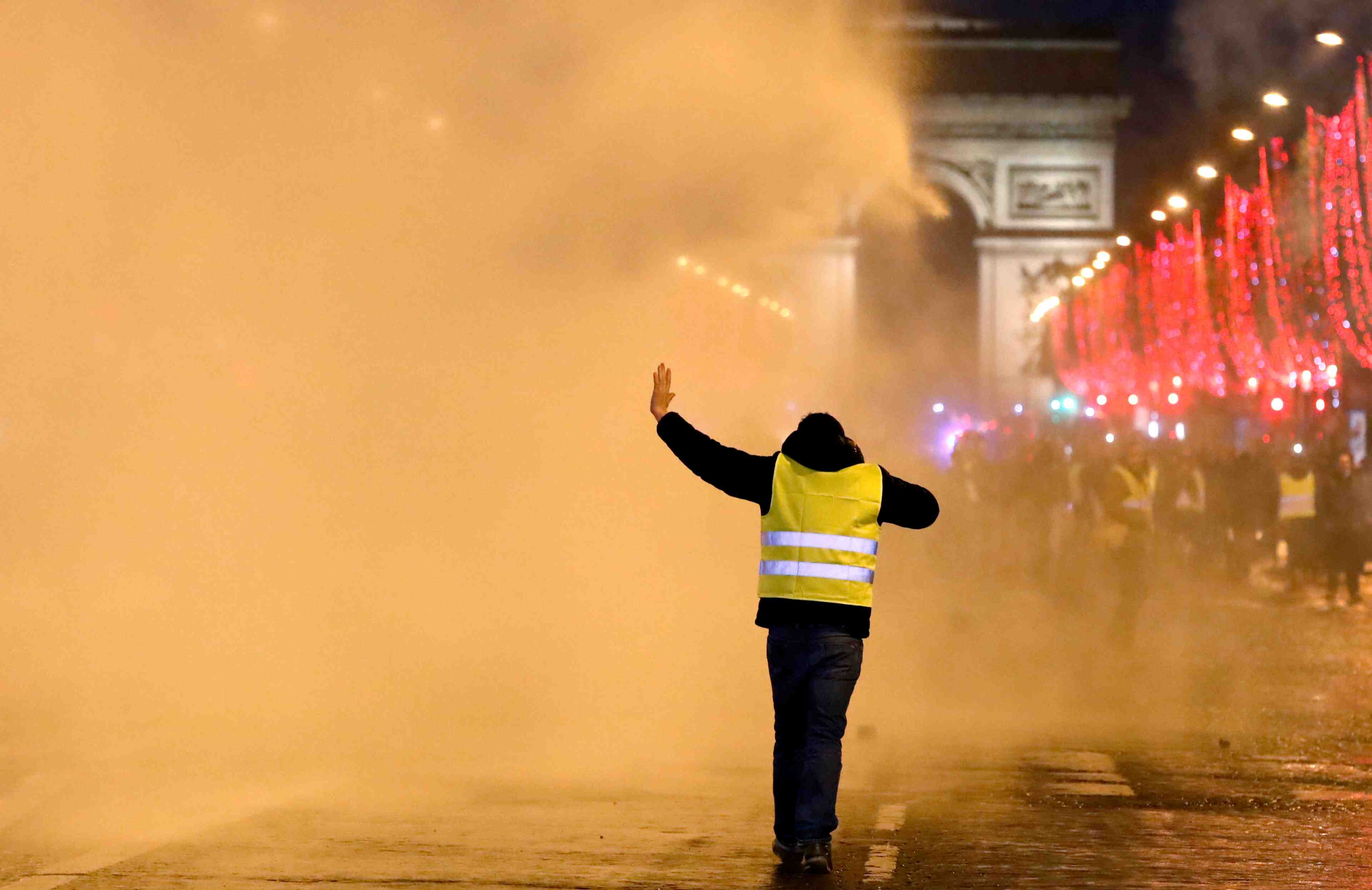"gilets jaunes": enquete ouverte pour violences sur des policiers a paris