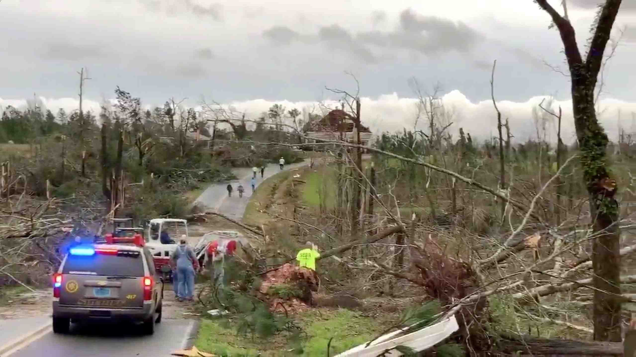 Vingt-trois morts apres une tornade dans l'alabama