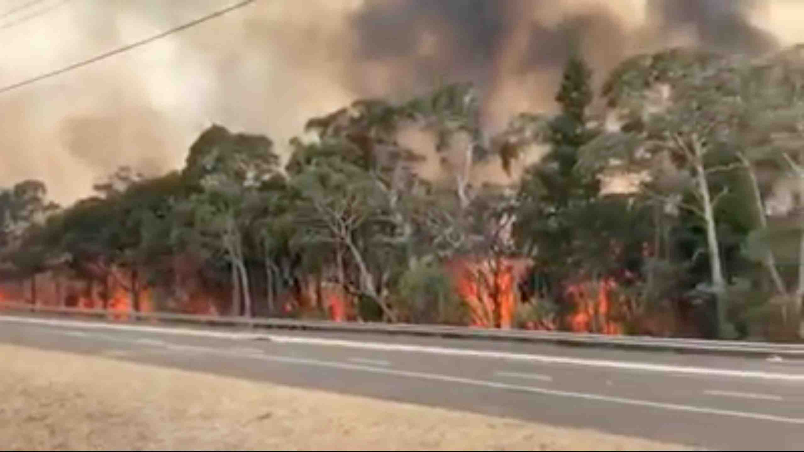 Des milliers de personnes evacuent le sud-est de l'australie, frappe par des incendies