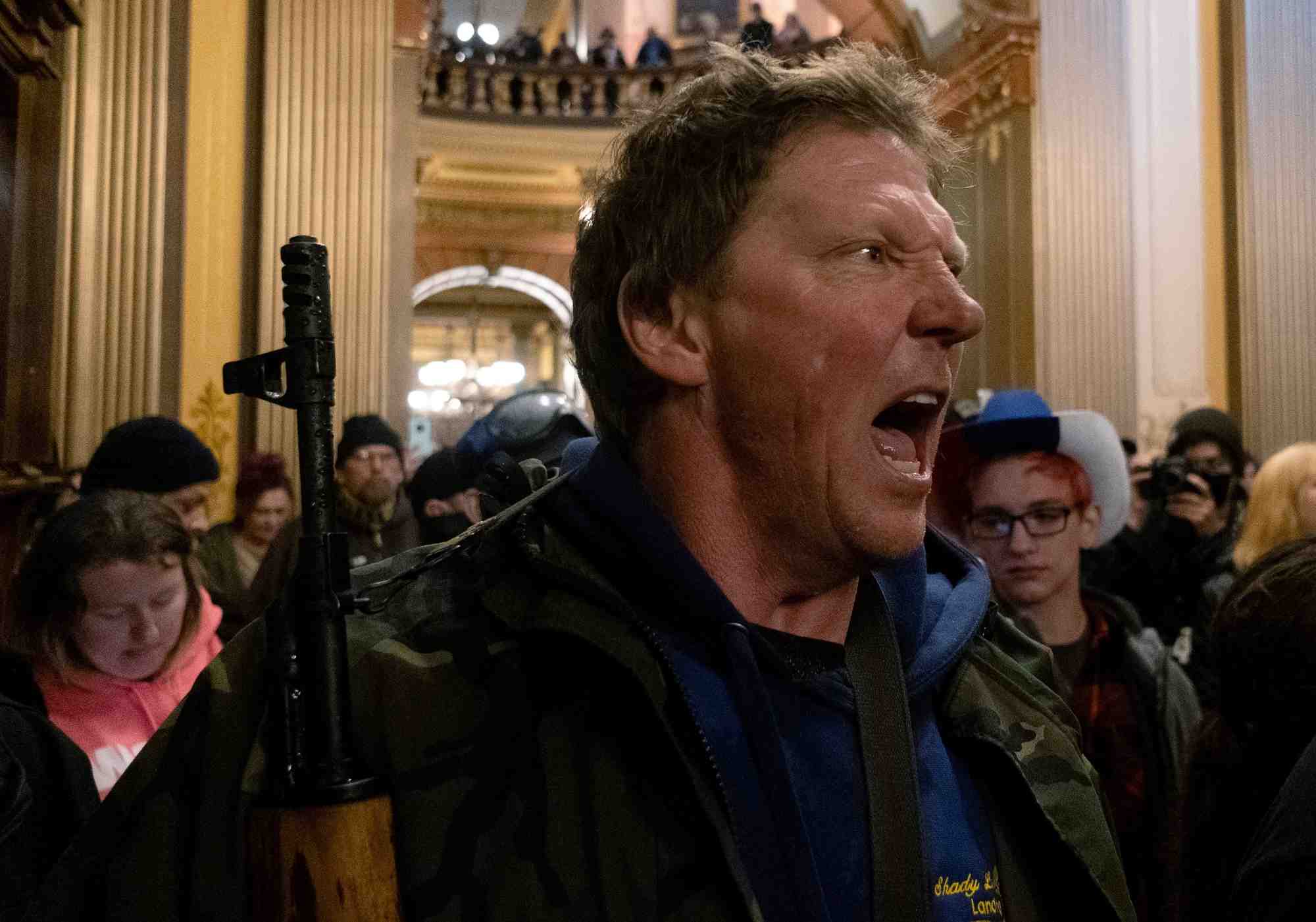 Aux États-Unis, des manifestants armés de fusils d'assaut ont investi jeudi 30 avril le Capitole de l’État du Michigan pour faire pression sur les parlementaires réunis à ce moment-là, afin d'obtenir l’assouplissement des mesures de déconfinement.