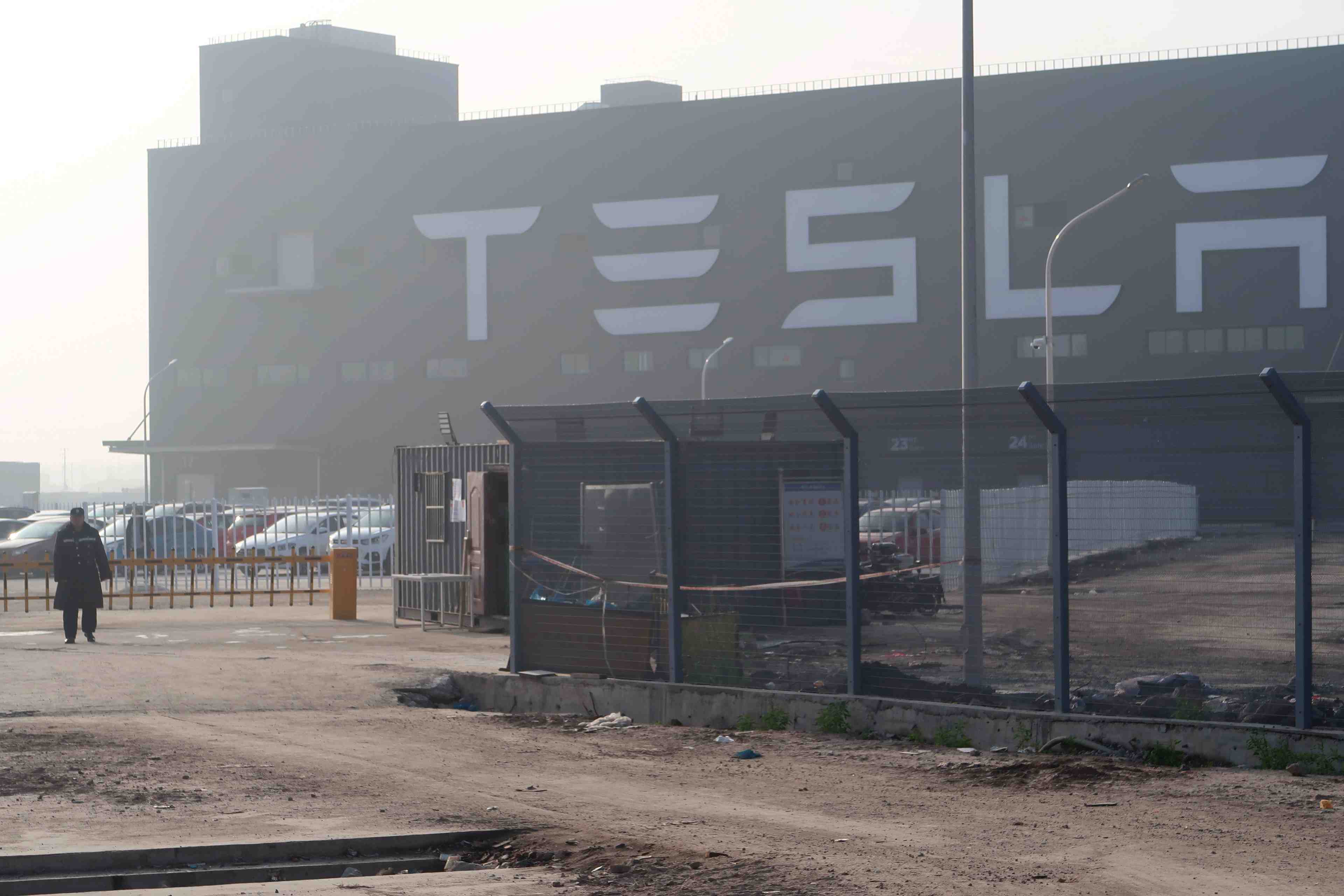 Tesla prevoit de lancer un prototype de robot humanoide l'annee prochaine, dit elon musk