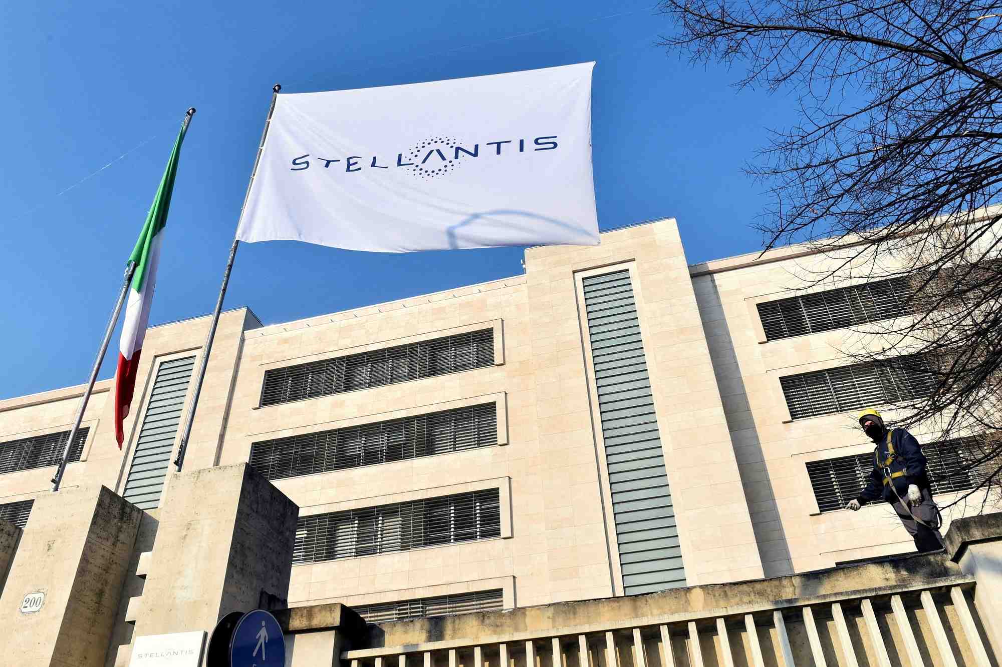 Photo du logo de stellantis sur un drapeau