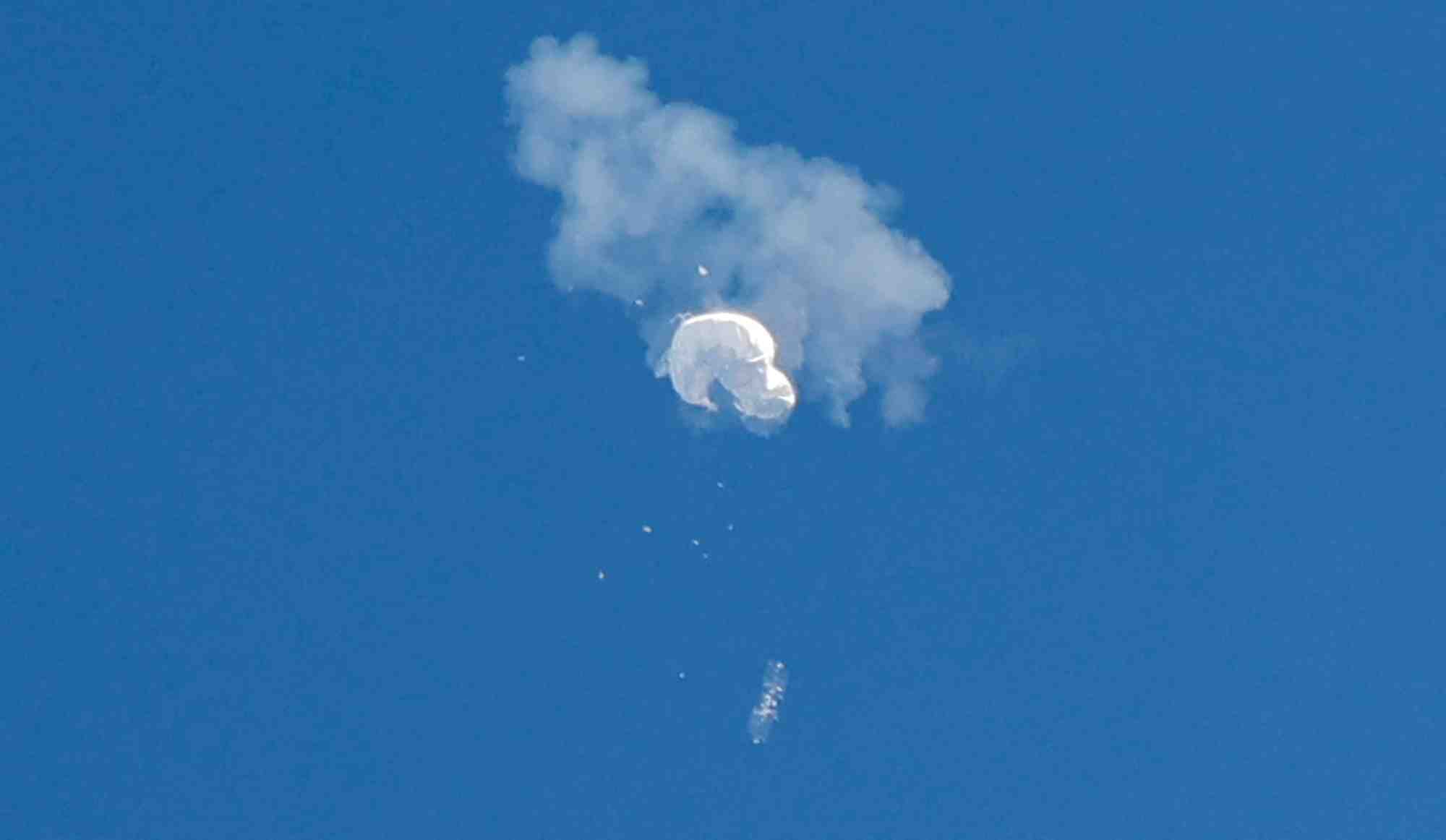 Le ballon espion chinois presume derive vers l'ocean apres avoir ete abattu au large de surfside beach, caroline du sud, etats-unis