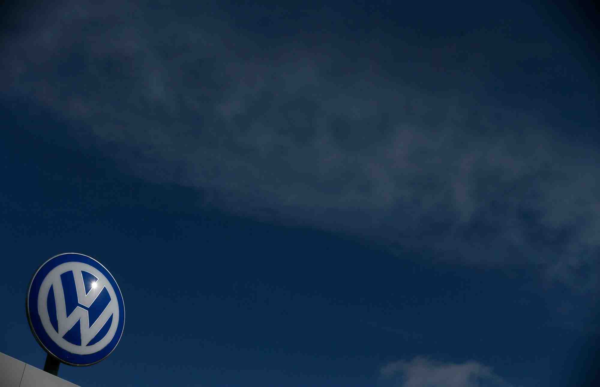 Le logo de volkswagen au siege de la societe a wolfsburg
