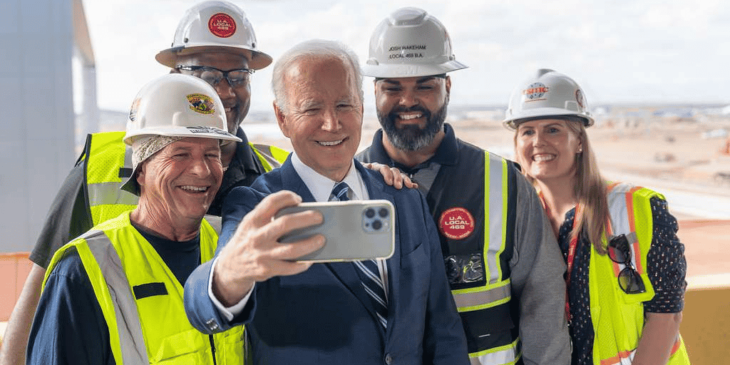 Le président américain Joe Biden posant avec des ouvriers sur le chantier d'une usine TSMC à Phoenix, en Arizona.